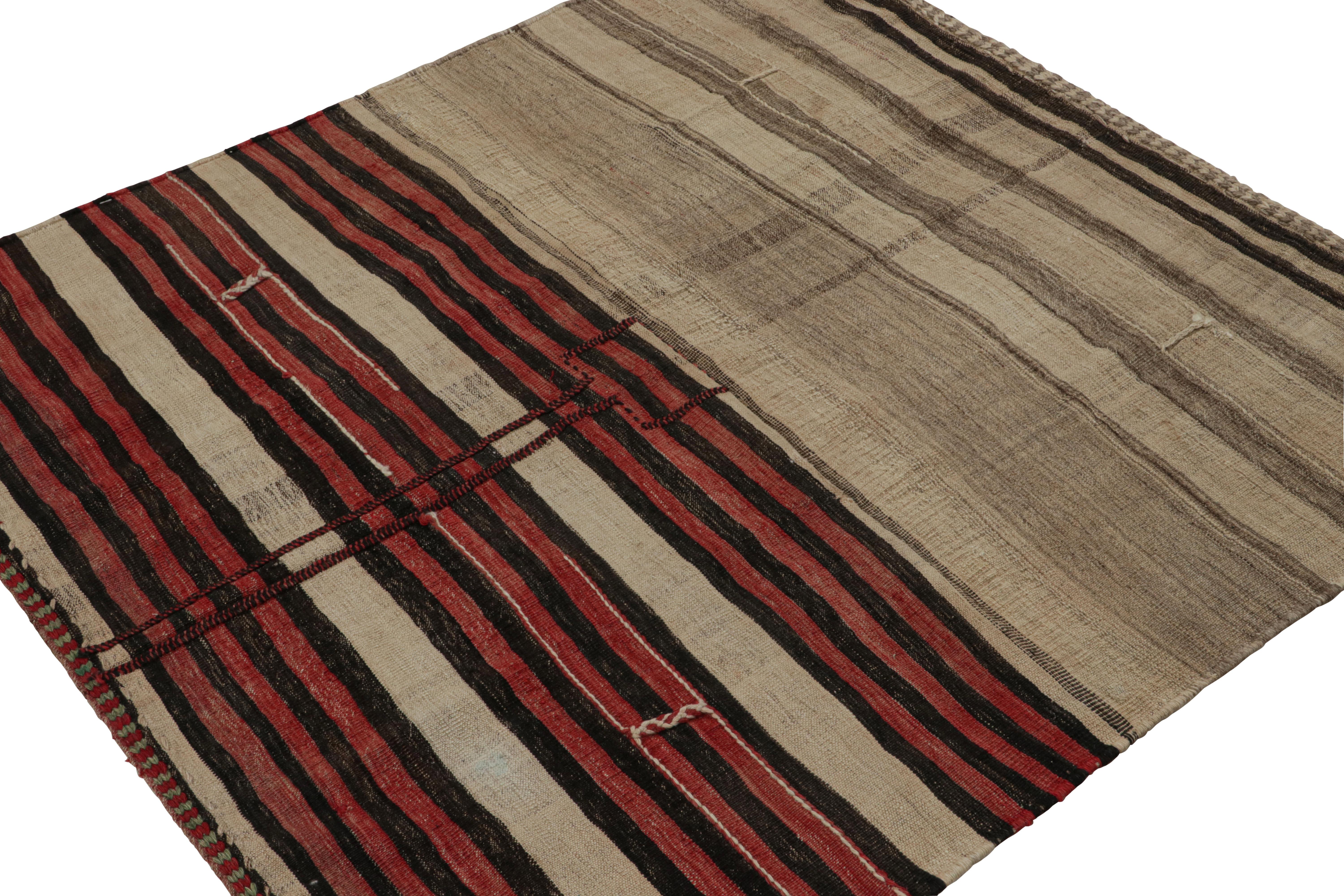 Exemplaire du design nomade, ce tapis kilim tribal afghan vintage 6x9, tissé à la main en laine avec un champ rouge, présente un design rare avec des motifs à grande échelle et des couleurs vibrantes. 

Sur le design : 

Les connaisseurs admireront