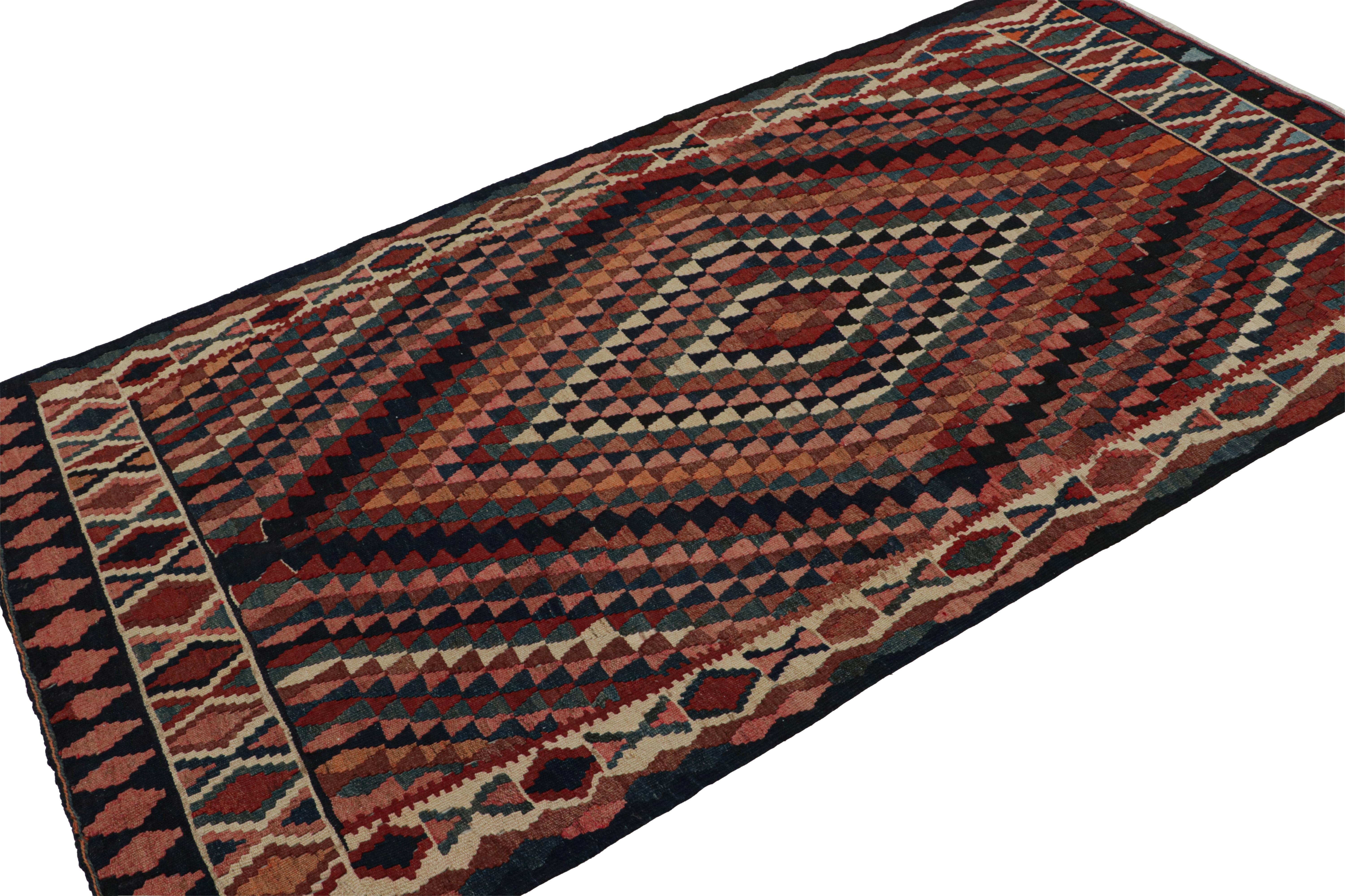 Dieser 4x8 Perser-Kilim im Vintage-Stil ist ein Tribal-Teppich aus der Mitte des Jahrhunderts - der jüngste Neuzugang in unserer Kilim & Flachgewebe-Kollektion. 

Über das Design:

Das um 1950-1960 in Wolle handgewebte Flachgewebe zeigt
