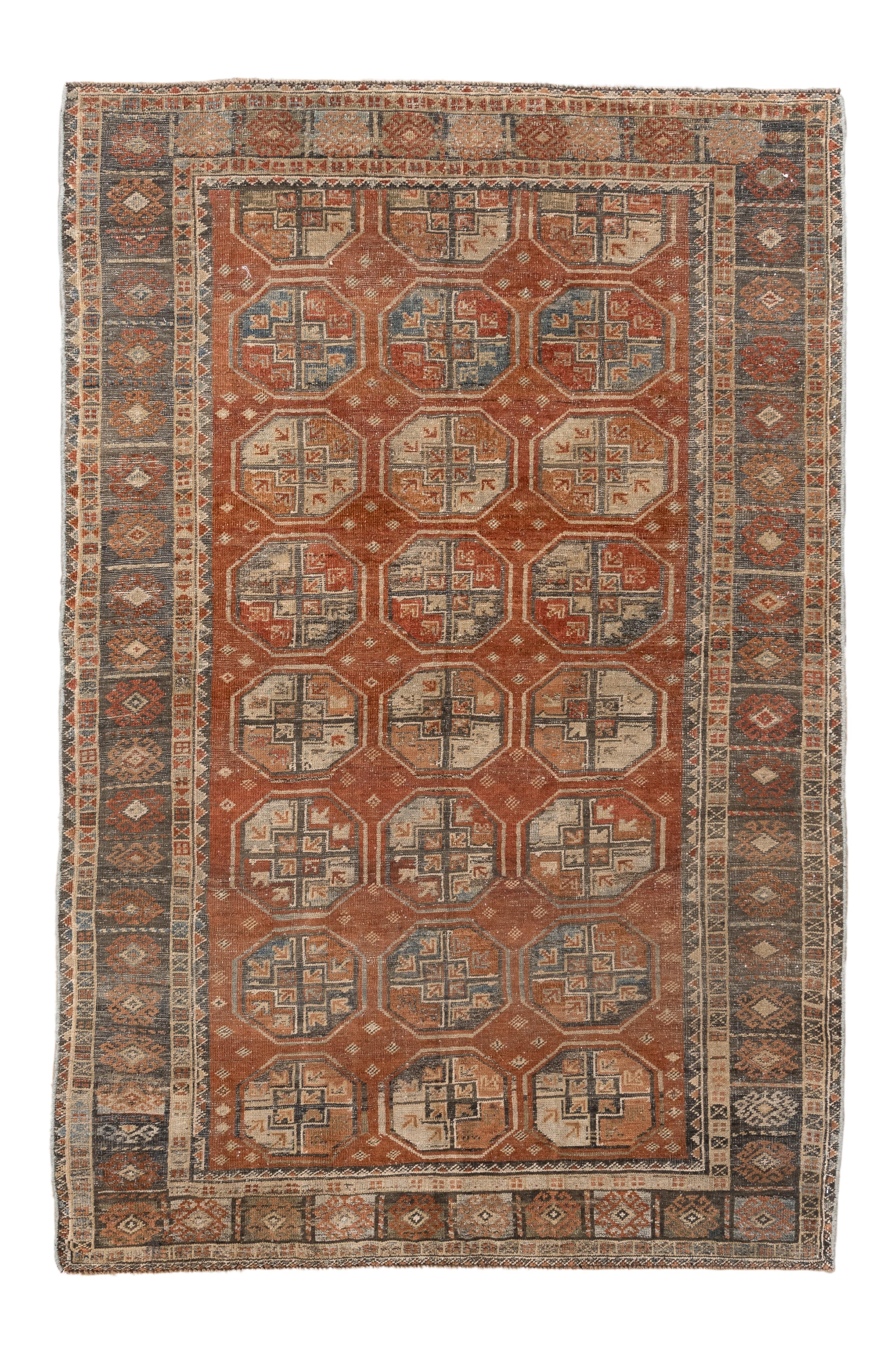  Una llamativa alfombra tribal afgana vintage con un atrevido diseño geométrico gul dispuesto en un entramado octogonal repetitivo. Esta alfombra de lana anudada a mano, que mide 1,20 m por 1,80 m, muestra la clásica influencia turcomana, con una