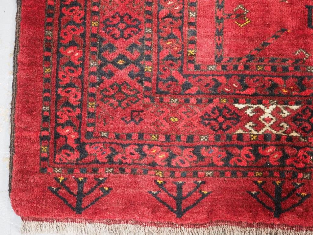 Vintage Afghan Turkmen 9 gul chuval de grande taille, avec une couleur rouge chaude Le chuval a 3 rangées de 3 Ersari chuval guls Le design de l'élément est un design d'arbre stylisé
Vers 1930

Le chuval est en excellent état avec une très légère