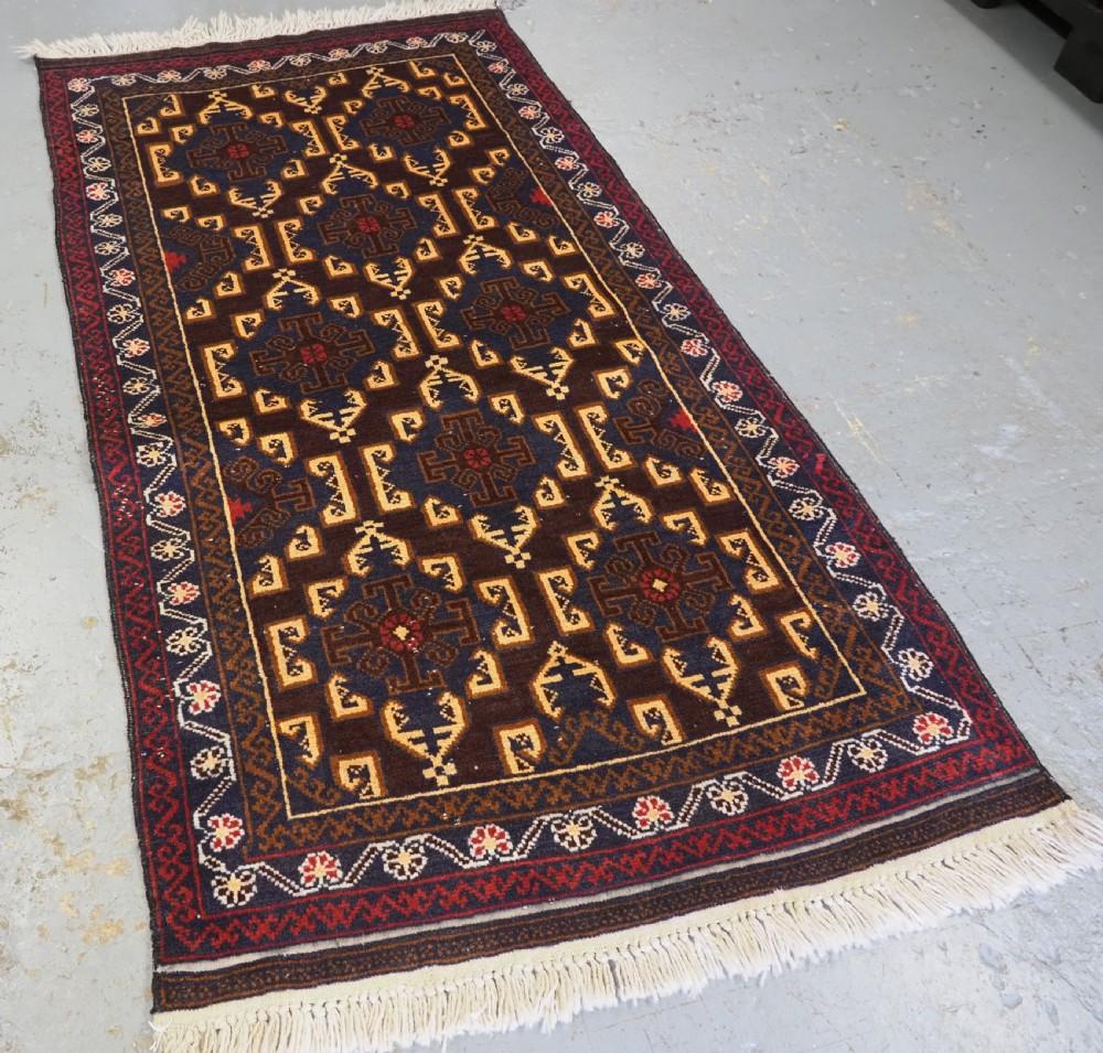 Tappeto afghano d'epoca dal design tradizionale, con un disegno a medaglioni ripetuti
Circa 40 anni

Il tappeto è in ottime condizioni, con una leggera usura e un buon vello.

Il tappeto è adatto a un normale uso domestico, come l'ingresso o il