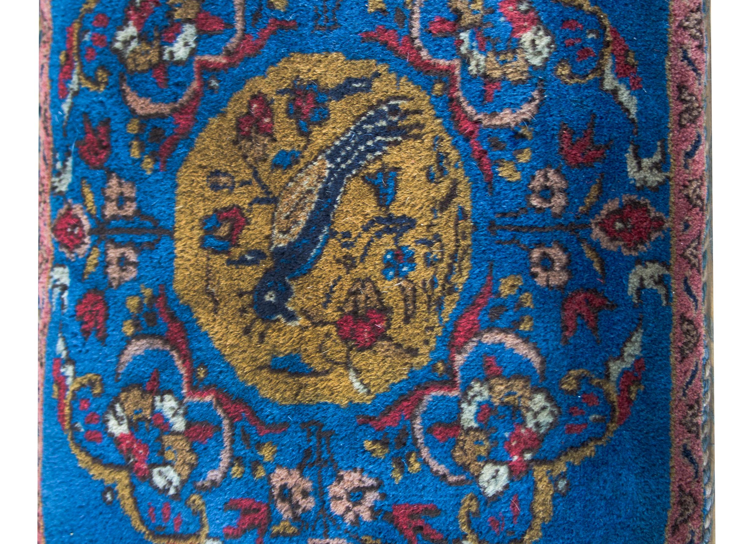 Encantadora almohada de suelo afgana de finales del siglo XX tejida a mano con un medallón central con un pájaro y flores rodeado de enredaderas y flores que se desplazan.