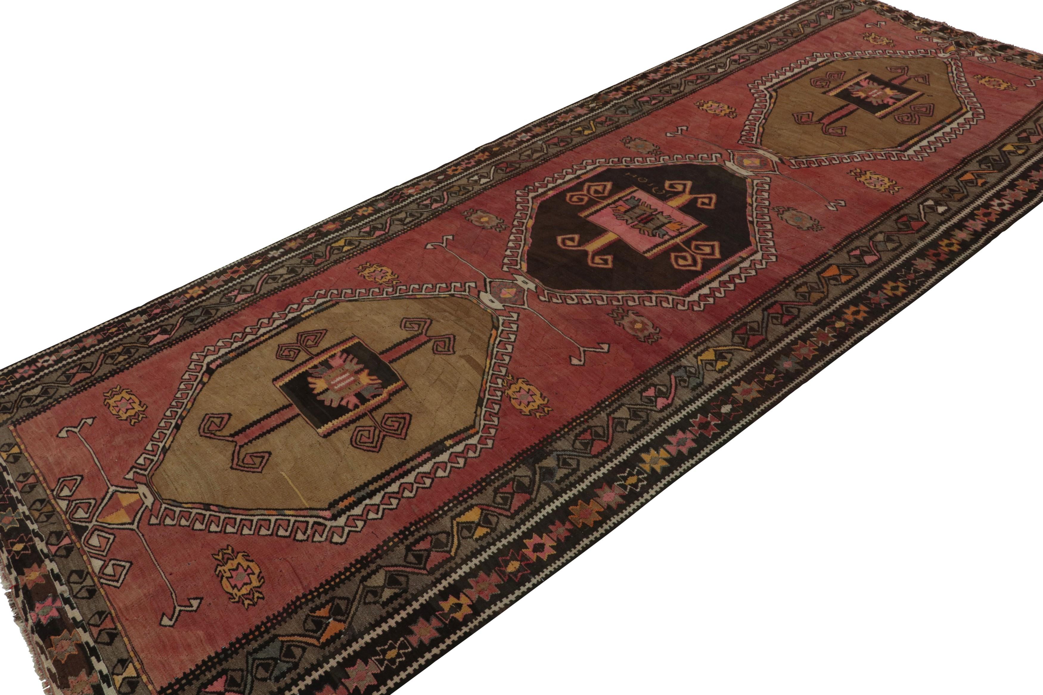 Tessuto a mano in lana, intorno al 1950-1960, questo tappeto Kilim tribale afghano 5x13 di colore rosso, con ricchi medaglioni in verde, beige/marrone e argento/grigio, combina tutti gli elementi personali dei Kilim in modo favoloso. 

Sul design: