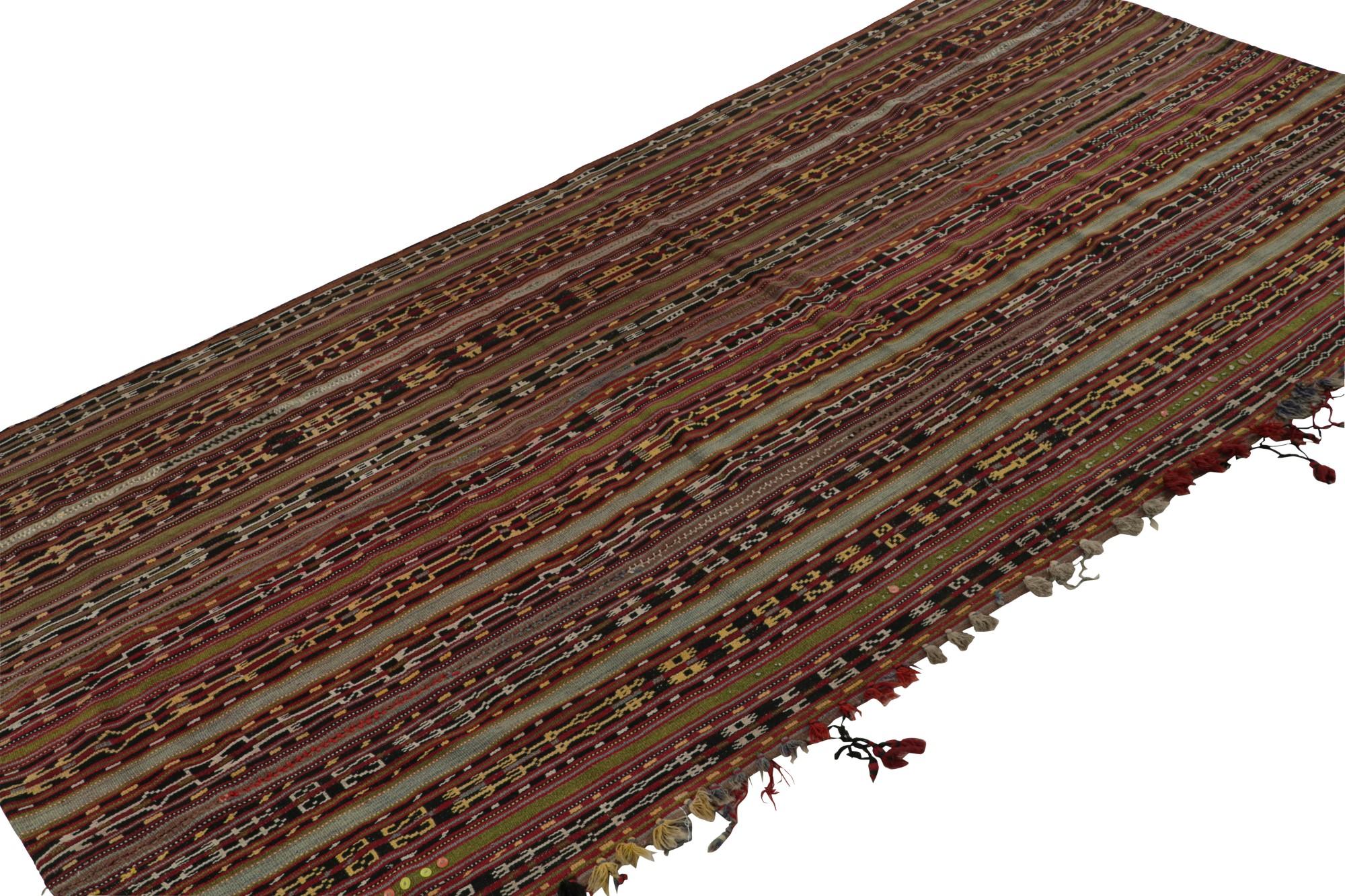 Dieser handgewebte afghanische Stammes-Kilimteppich im Format 5x7 aus Wolle (ca. 1950-1960) ist ein lebendiges Werk der Volkskunst und ein exzentrisches, handgefertigtes Flachgewebe voller Kultur und Unterscheidungskraft. 

Über das Design: