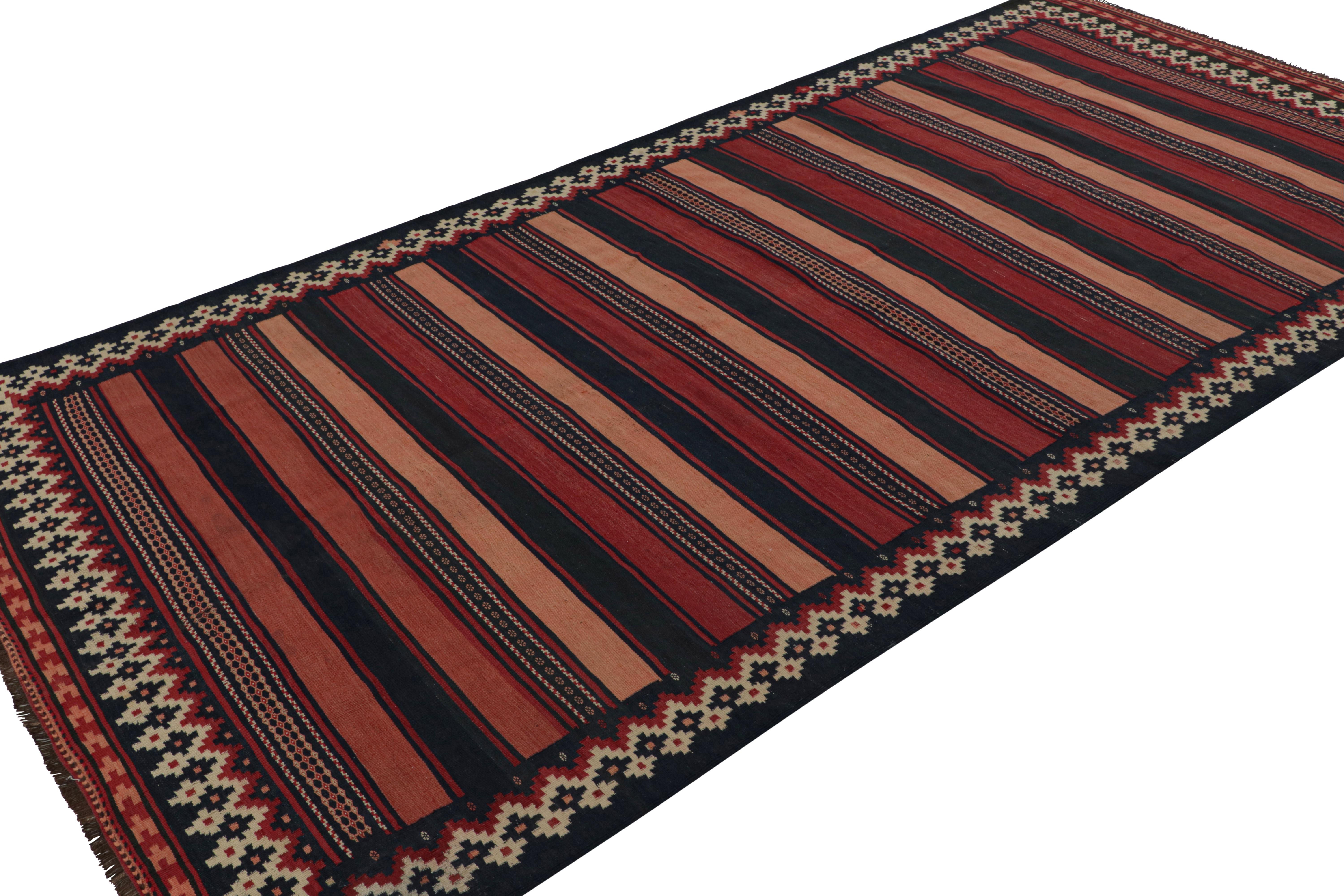 Tissé à la main en laine, vers 1950-1960, ce kilim tribal afghan vintage de 5x10, dans des tons de rouge, rose, noir et beige/brun, présente des motifs géométriques de poteaux de clôture sur l'ensemble du champ. 

Sur le Design : 

Ce tapis,