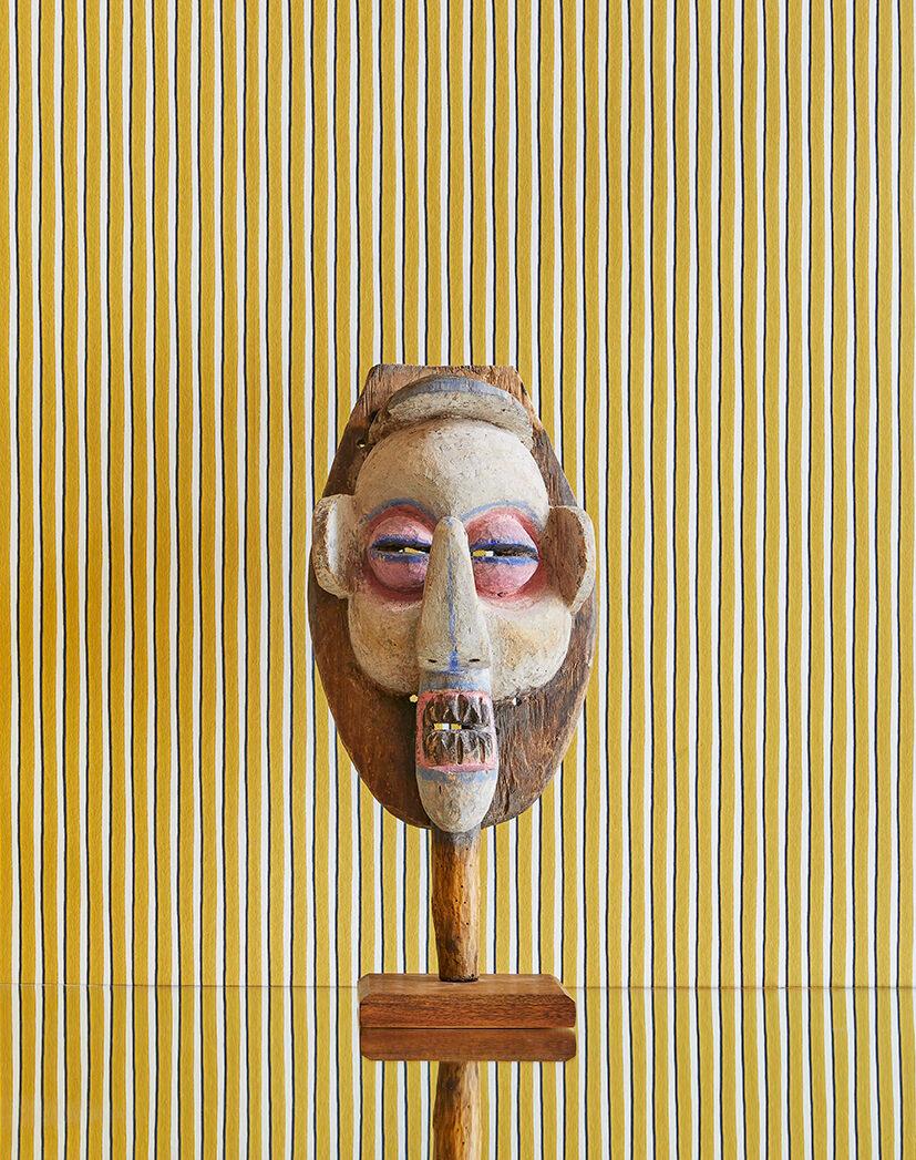 Africa, 1950s

Mask on wooden stand. 

Measures: H 40 x W 18 x D 12 cm.