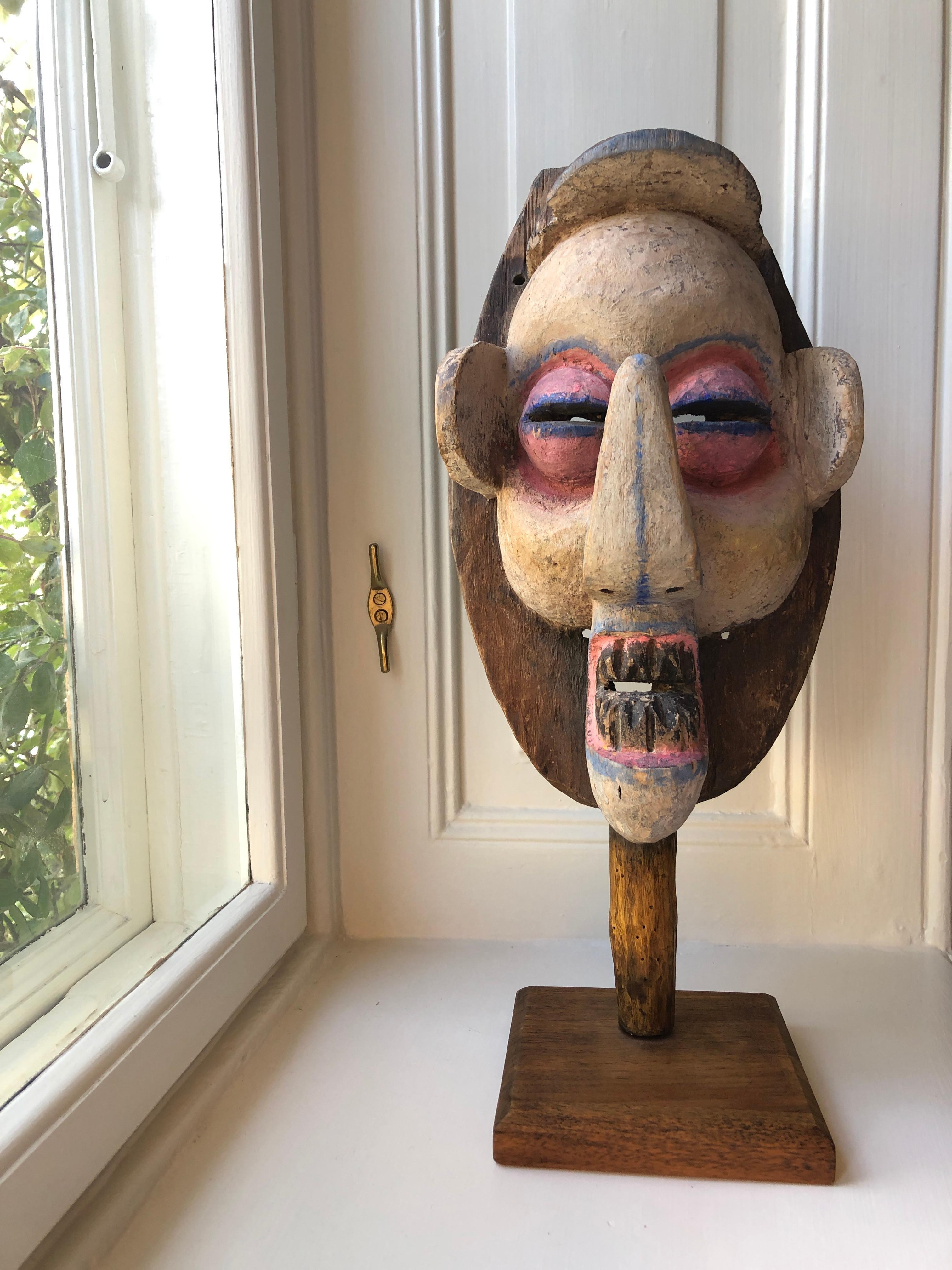 Vintage African 1950s Wooden Mask on Stand and Painted in Pink and Blue In Good Condition In Copenhagen K, DK