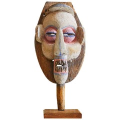 Afrikanische Holzmaske aus den 1950er Jahren auf Ständer und in Rosa und Blau bemalt