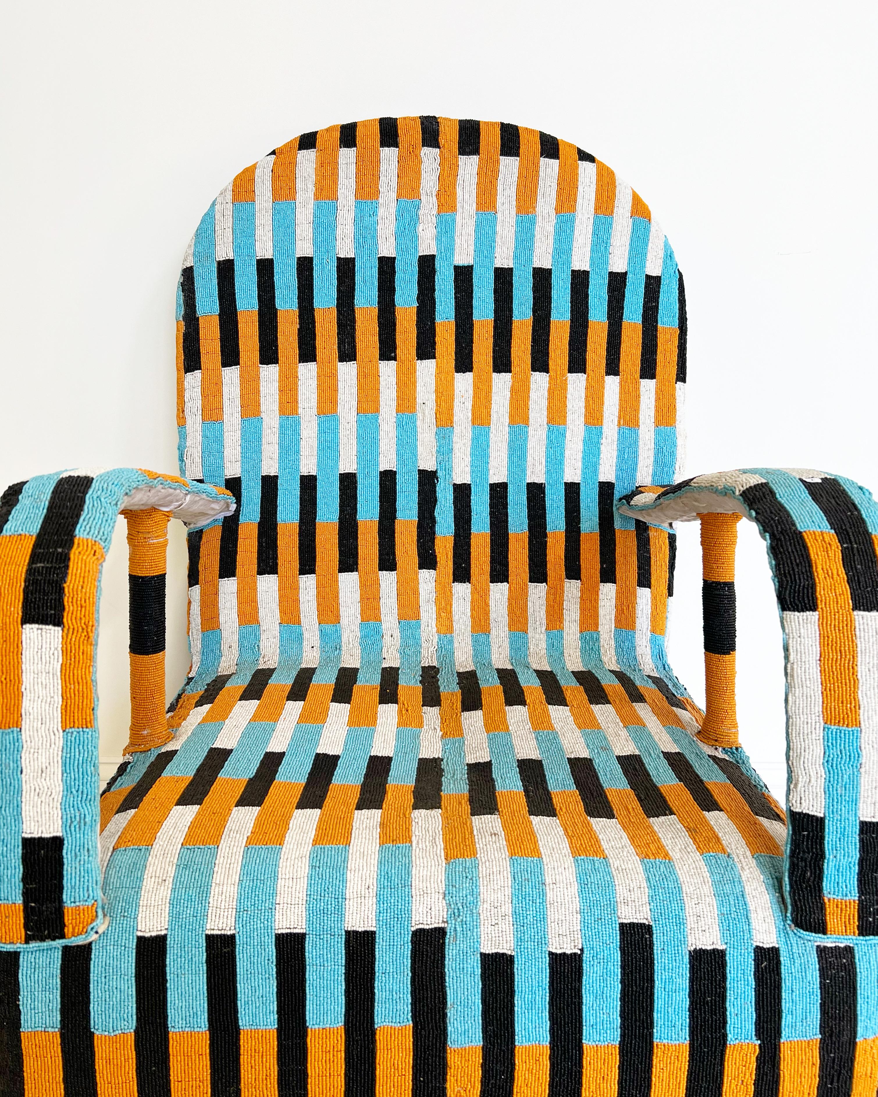 Afrikanischer Yoruba-Stuhl mit Perlenbesatz, mehrfarbig, 2 Stühle verfügbar im Angebot 4