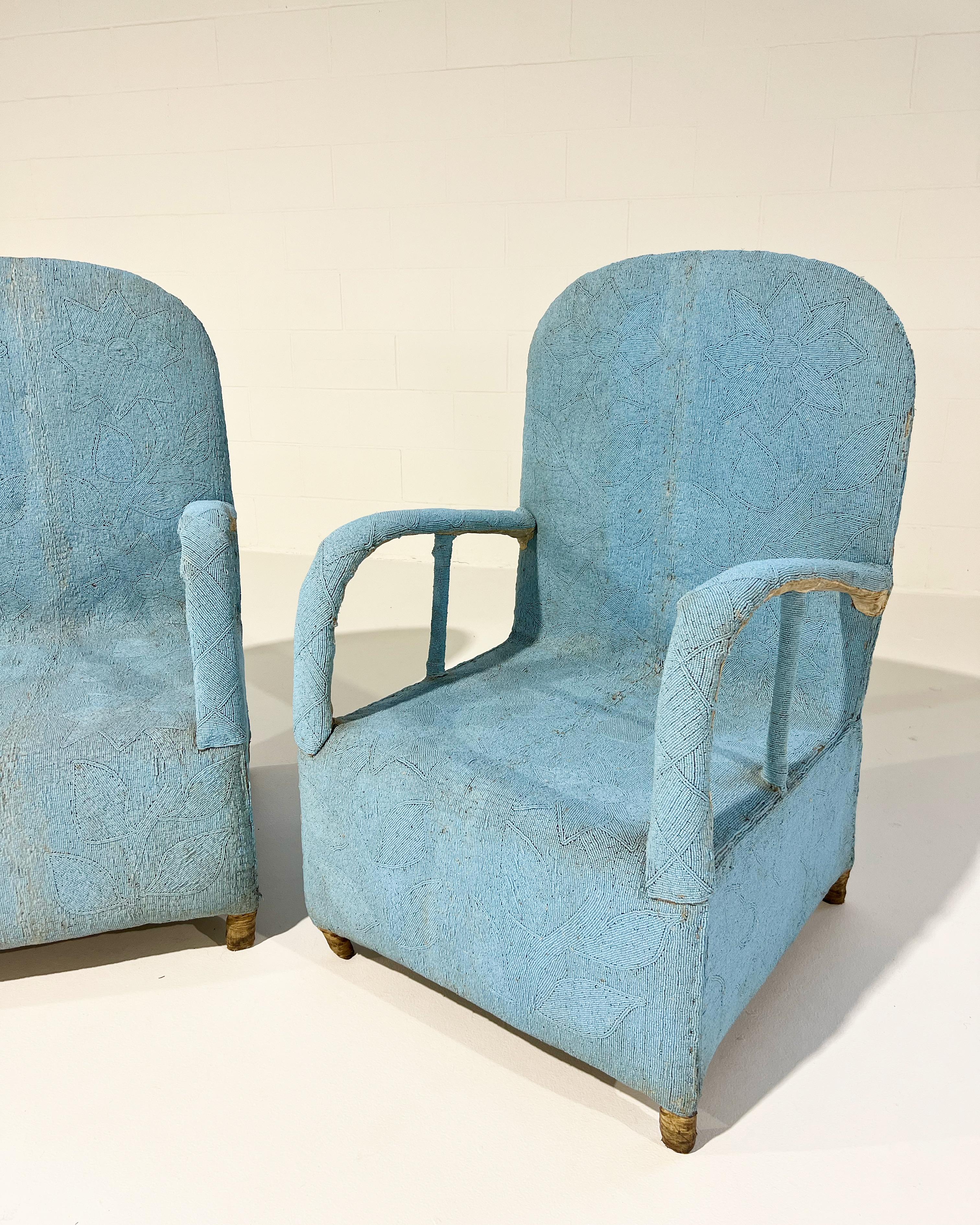 Afrikanischer Yoruba-Stuhl mit Perlenbesatz, mehrfarbig, 2 Stühle verfügbar im Zustand „Gut“ im Angebot in SAINT LOUIS, MO