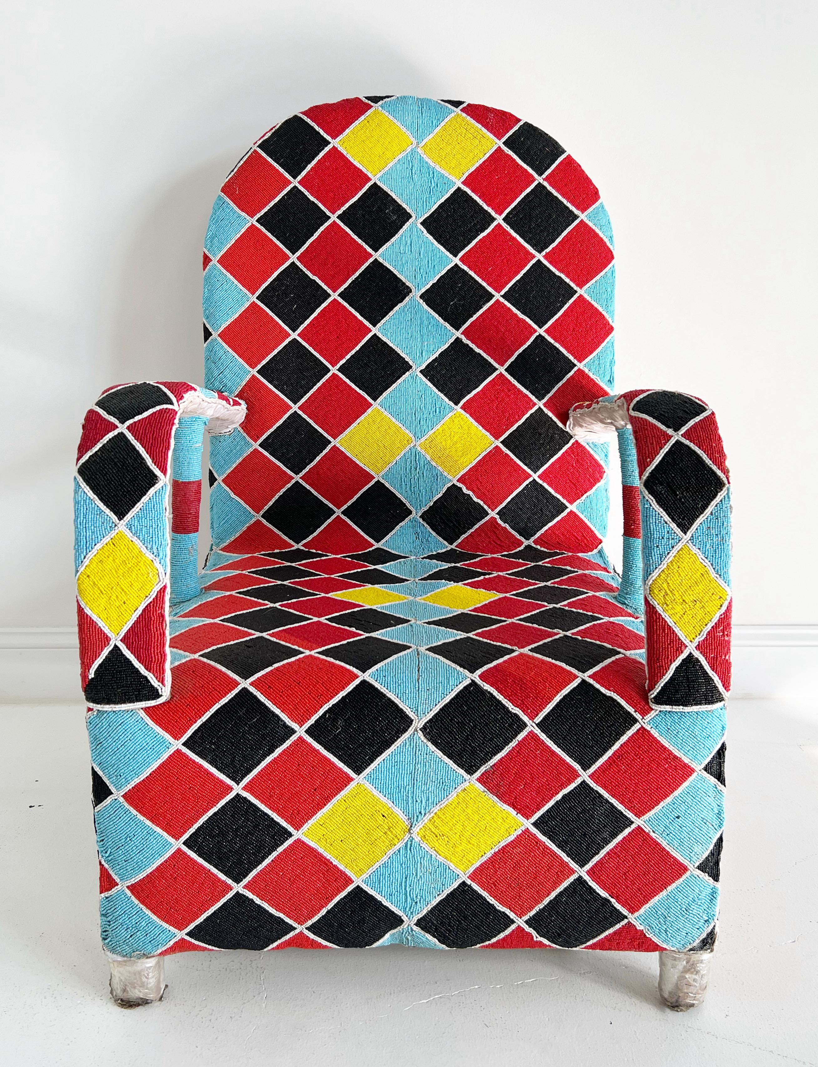 Afrikanischer Yoruba-Stuhl mit Perlenbesatz, mehrfarbig, 2 Stühle verfügbar (20. Jahrhundert) im Angebot