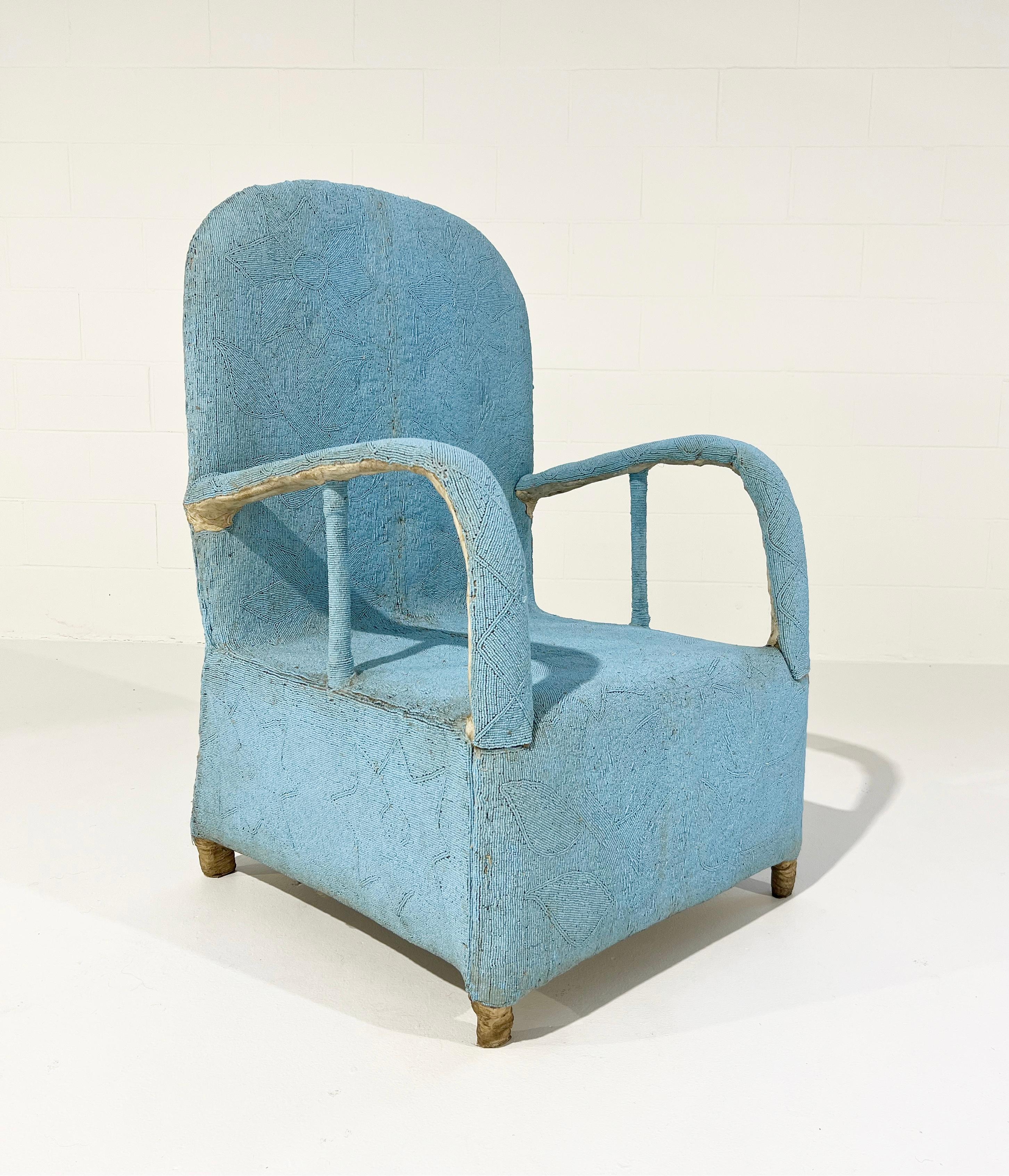 Afrikanischer Yoruba-Stuhl mit Perlenbesatz, mehrfarbig, 2 Stühle verfügbar (20. Jahrhundert) im Angebot