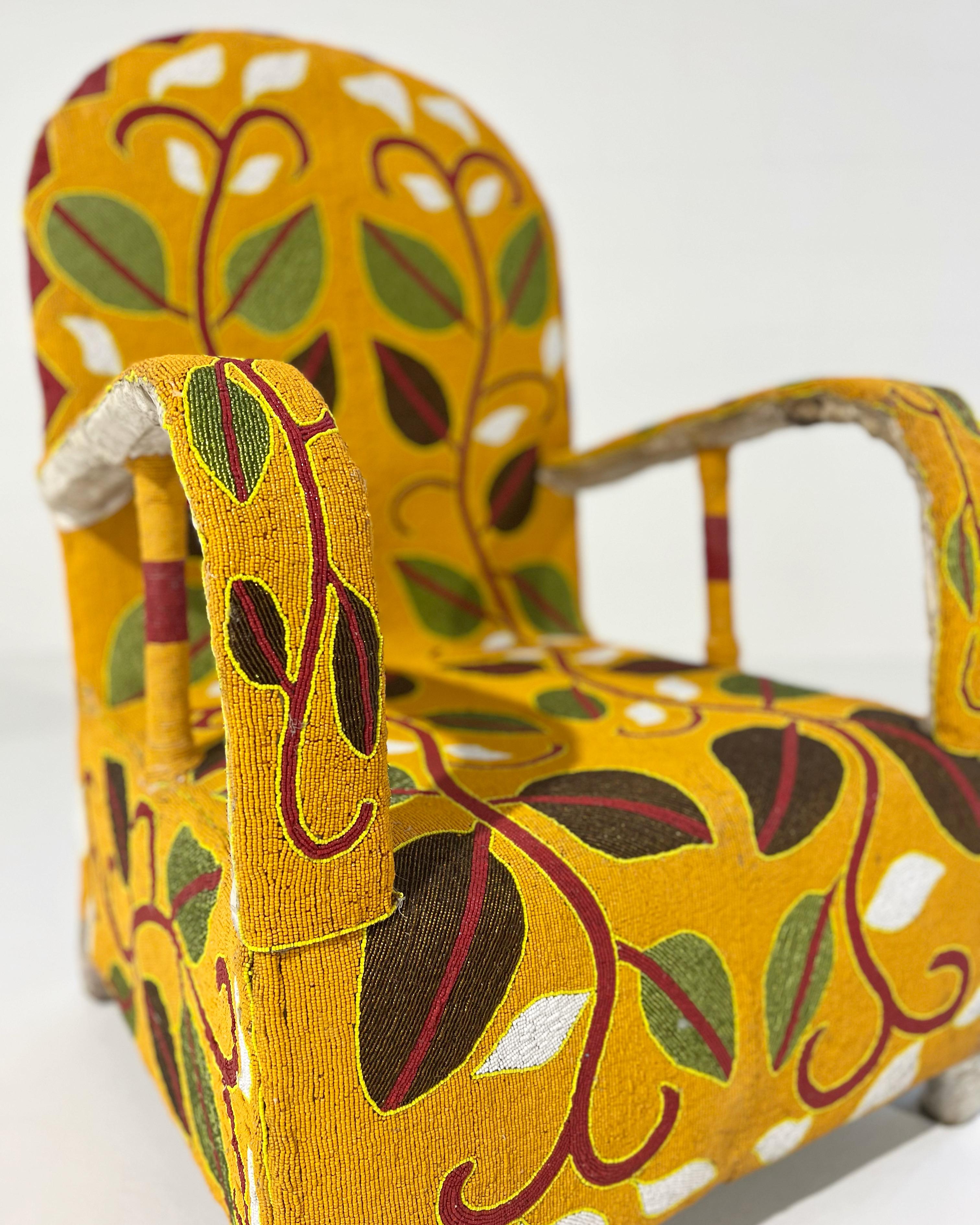 Afrikanischer Yoruba-Stuhl mit Perlen, mehrfarbig, 1 Stuhl verfügbar im Zustand „Gut“ in SAINT LOUIS, MO
