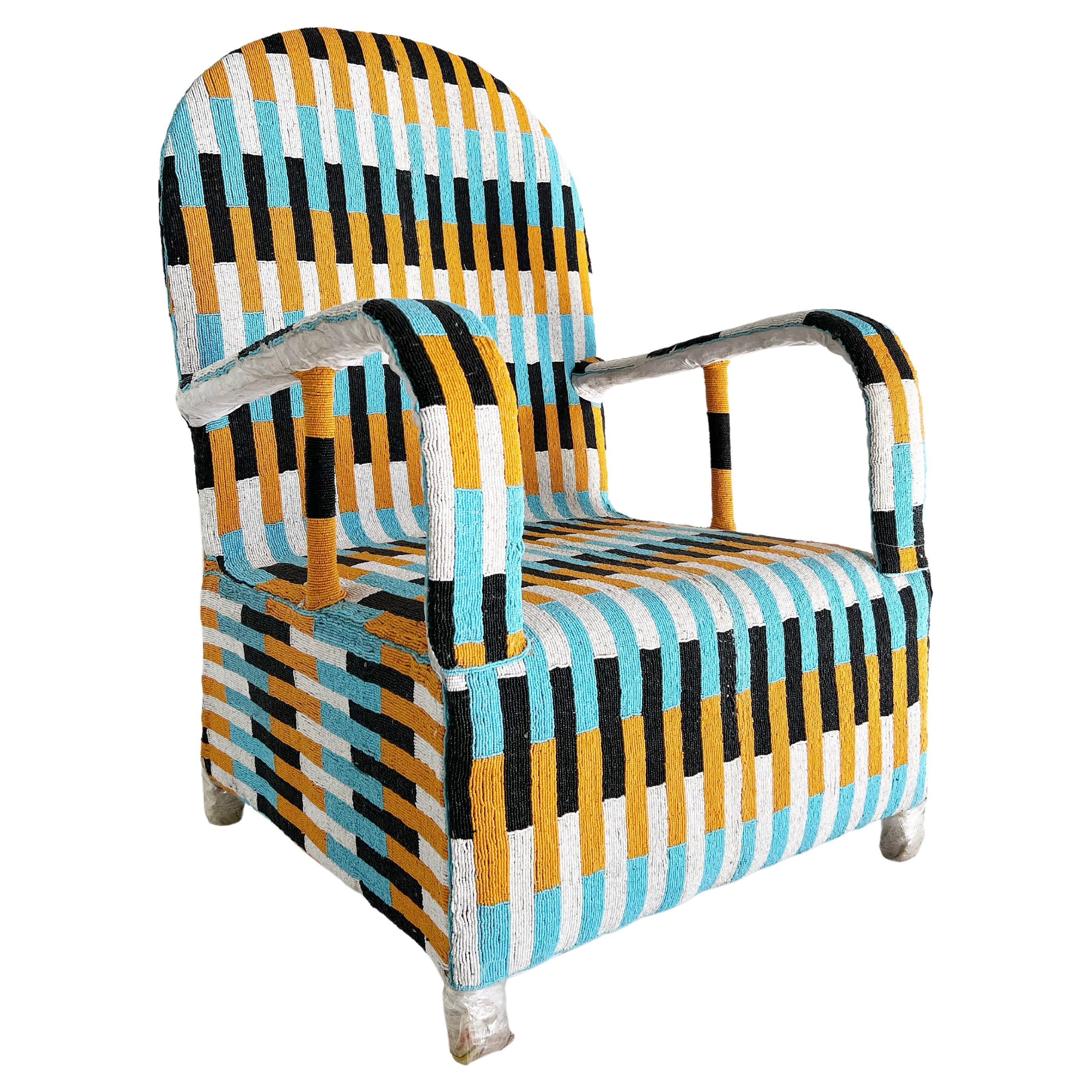Afrikanischer Yoruba-Stuhl mit Perlenbesatz, mehrfarbig, 2 Stühle verfügbar im Angebot