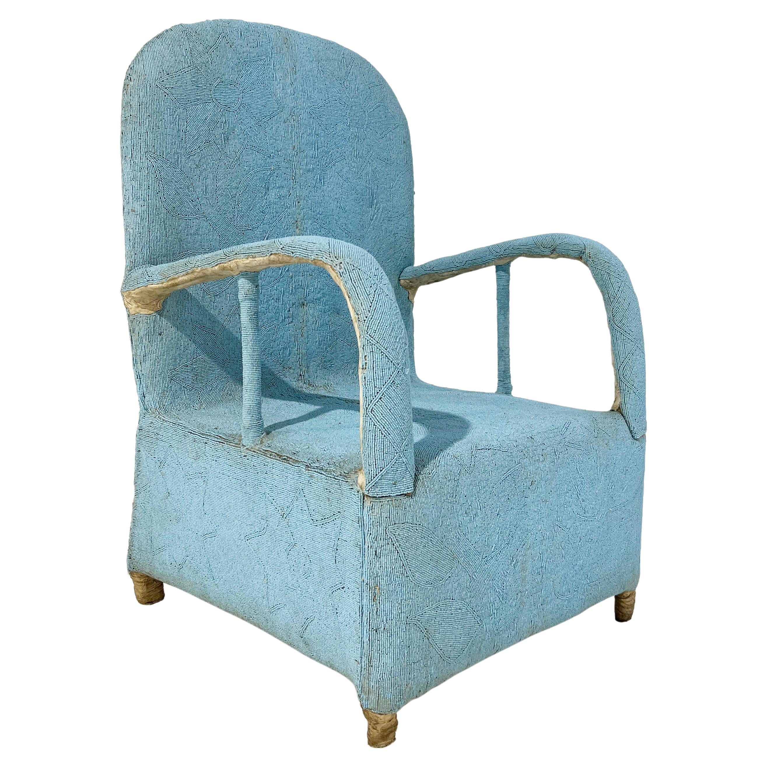 Afrikanischer Yoruba-Stuhl mit Perlenbesatz, mehrfarbig, 2 Stühle verfügbar im Angebot