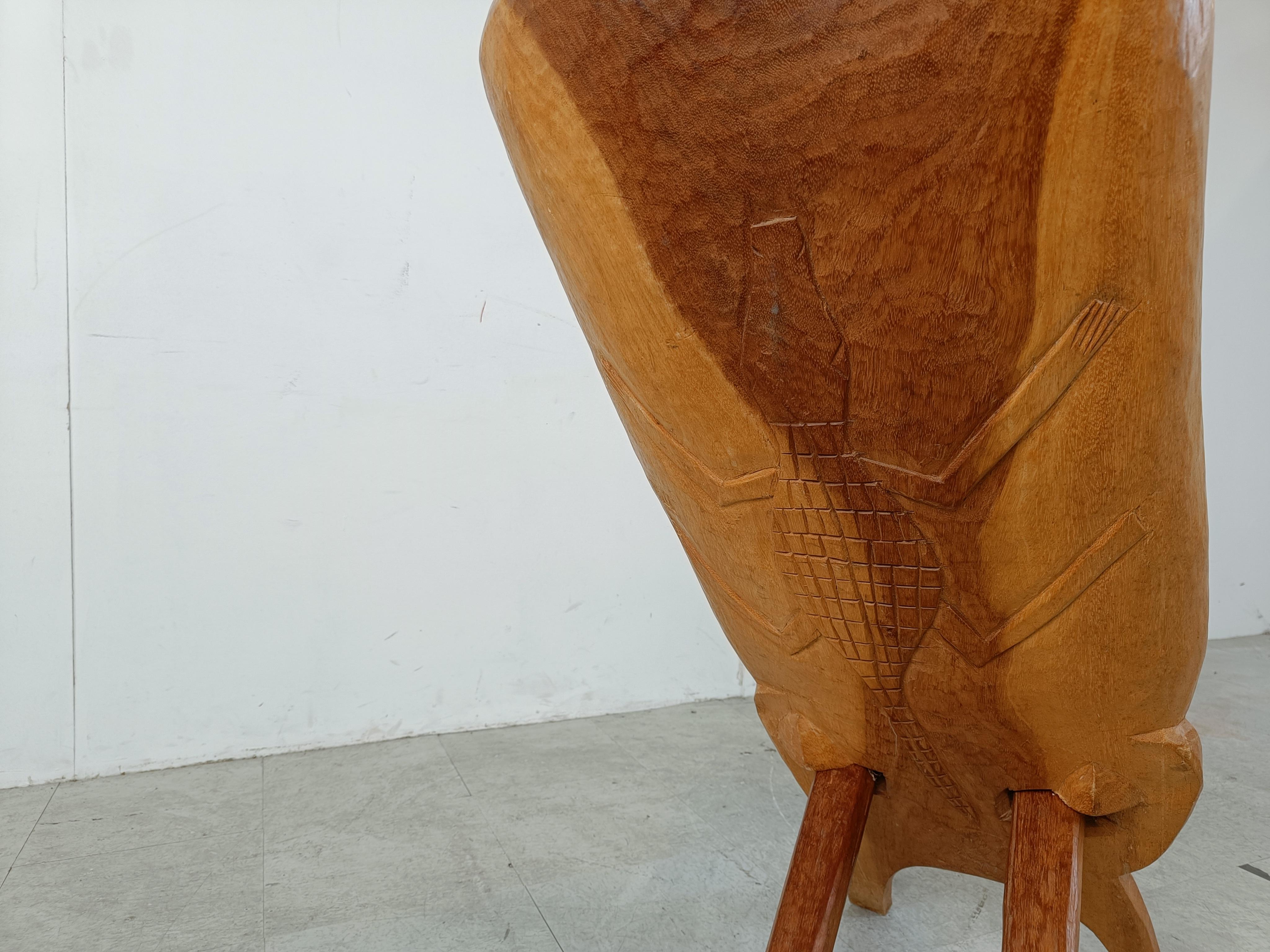 Traditionelle afrikanische Gebärstühle, die aus zwei ineinander greifenden Holzbrettern bestehen, die sorgfältig herausgeschnitzt wurden.

Wunderschöne natürliche Holzvasen.

Guter Zustand.

1960er Jahre - Afrika

Abmessungen:
Höhe: