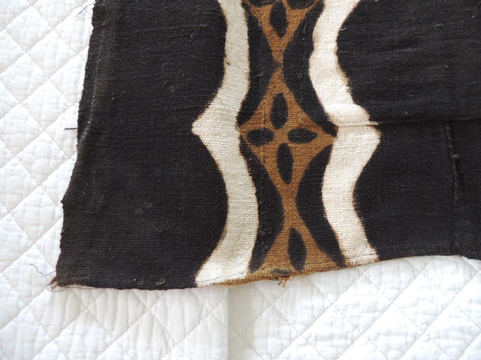 Vintage African black and brown mudcloth/ mud cloth textile.
Front of a men shirt. Ideal to frame or to make pillows.
Size: 28