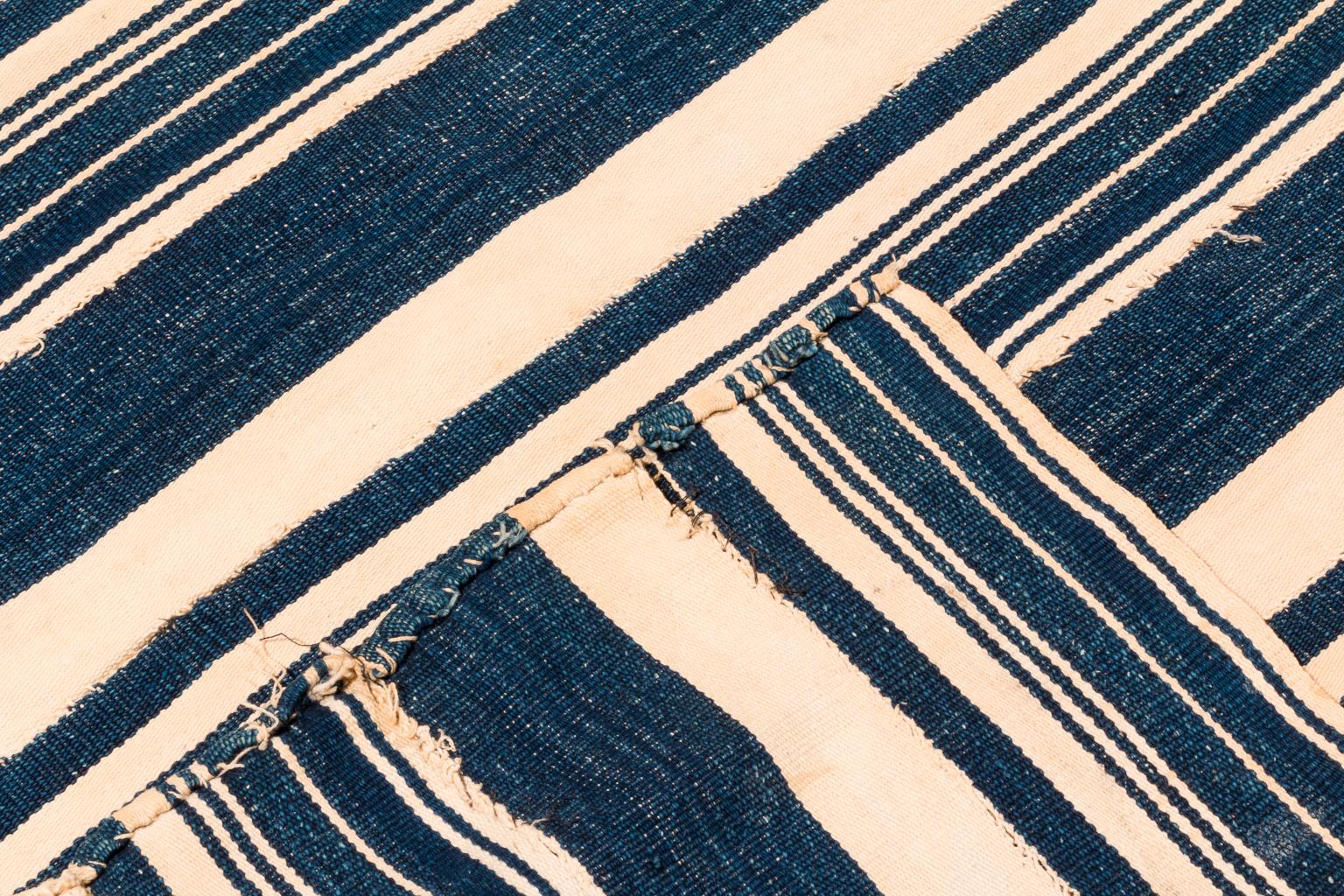 Afrikanische blau-weiß gestreifte indigoblaue Baumwoll-Wickeljacke, afrikanisch (Elfenbeinküste) im Angebot