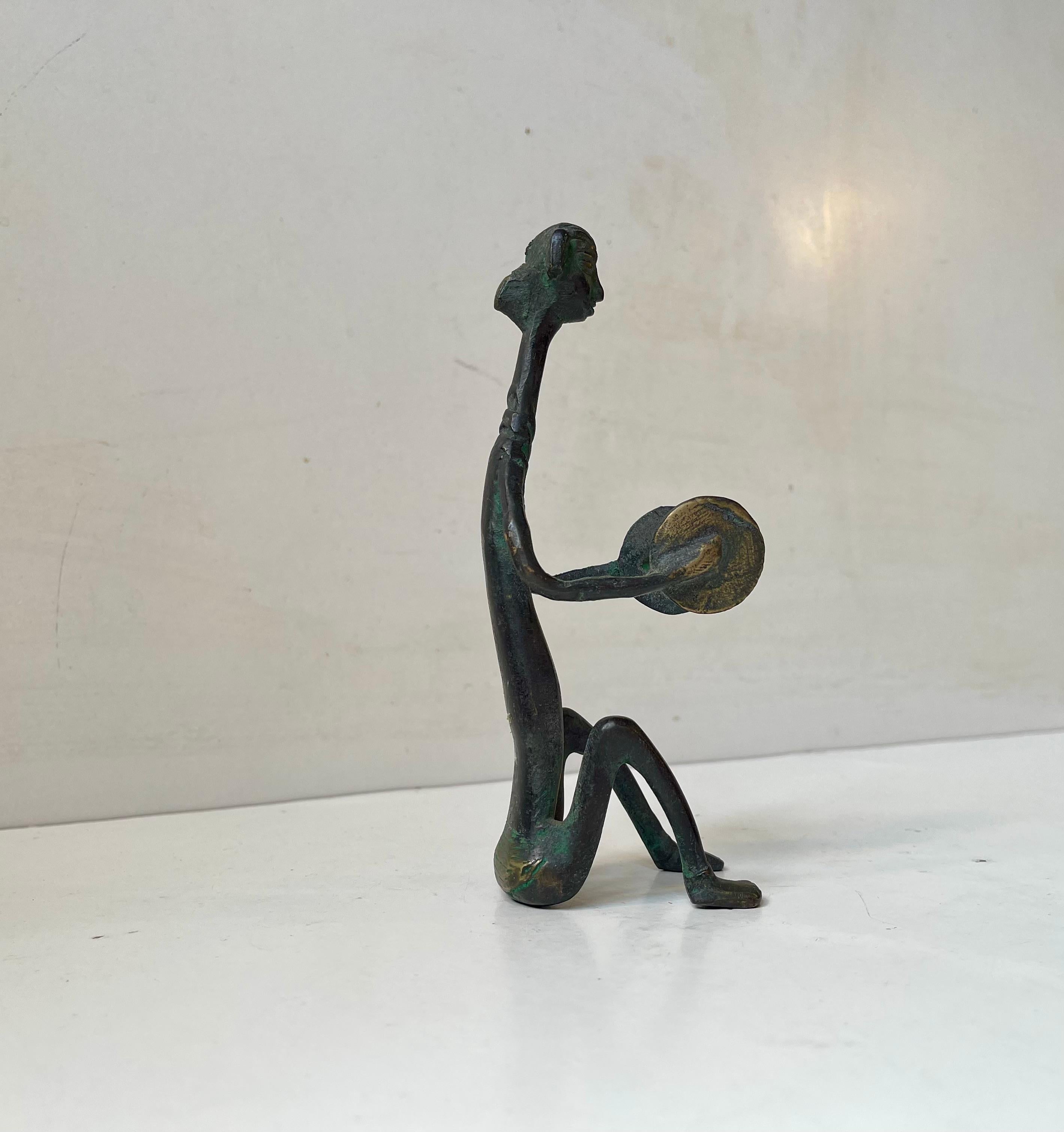 Mid-Century moderno Scultura africana vintage in bronzo raffigurante un tamburino, anni '70 in vendita