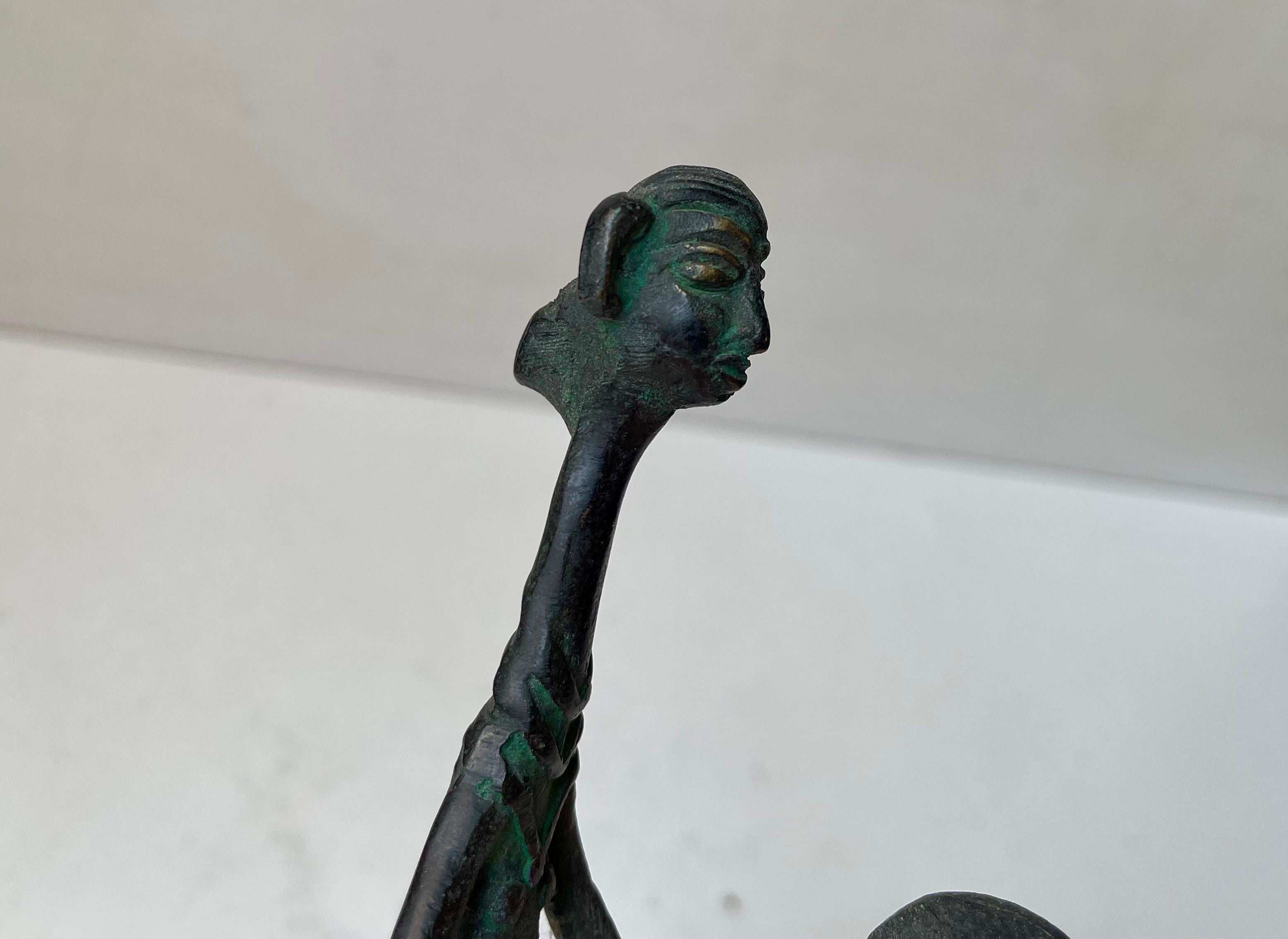 Africano Scultura africana vintage in bronzo raffigurante un tamburino, anni '70 in vendita