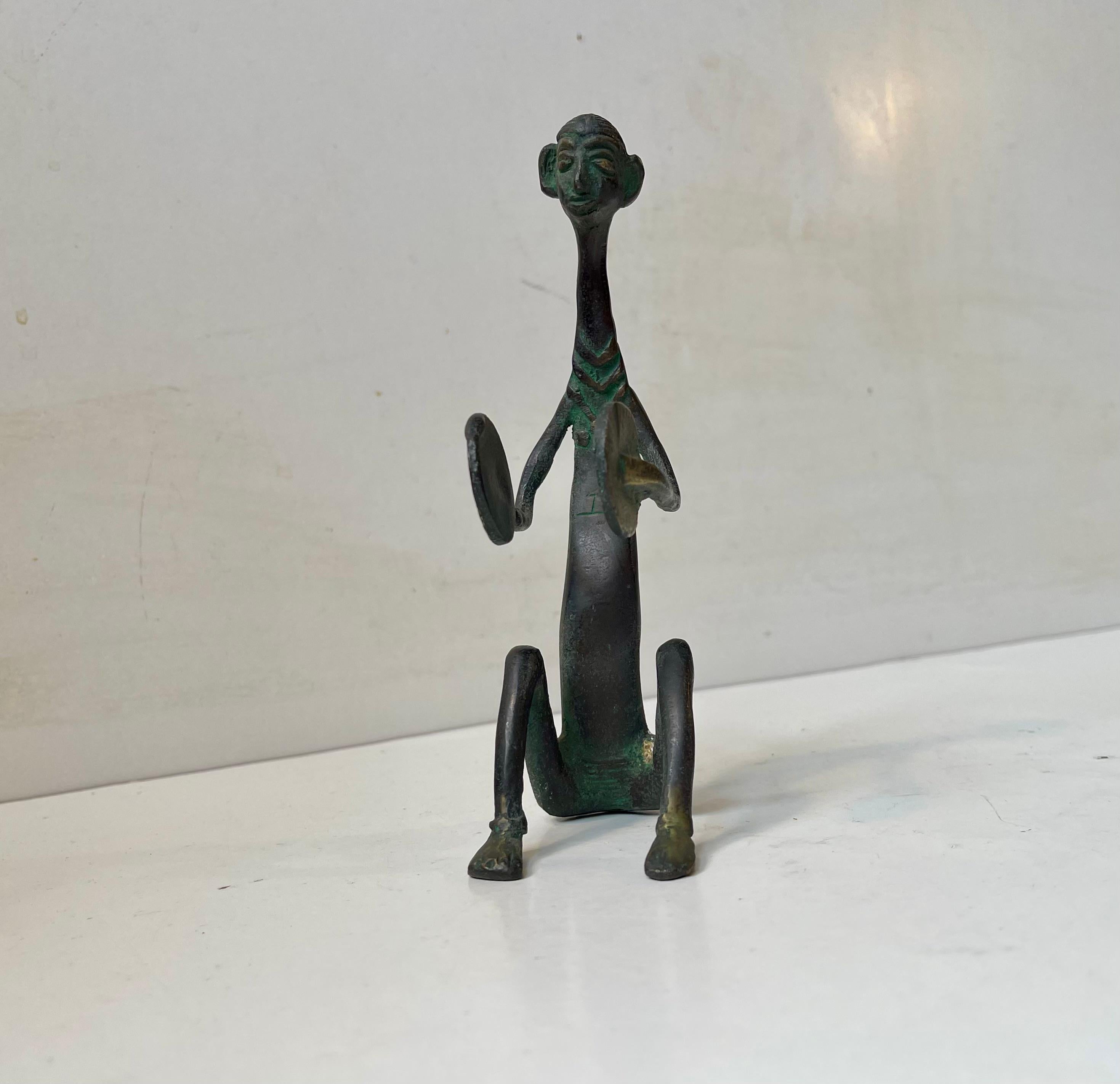Patinato Scultura africana vintage in bronzo raffigurante un tamburino, anni '70 in vendita