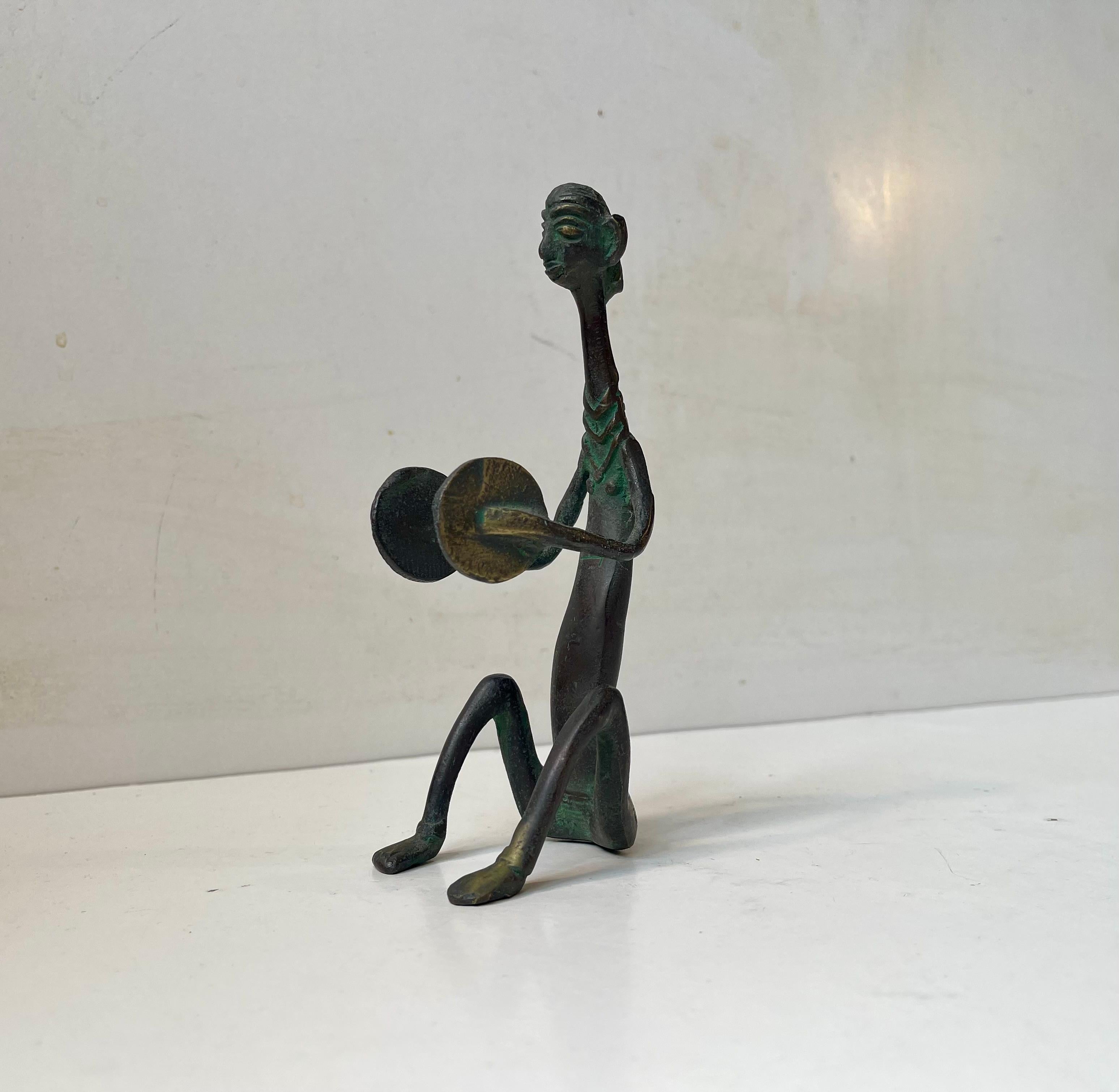 Scultura africana vintage in bronzo raffigurante un tamburino, anni '70 In condizioni buone in vendita a Esbjerg, DK