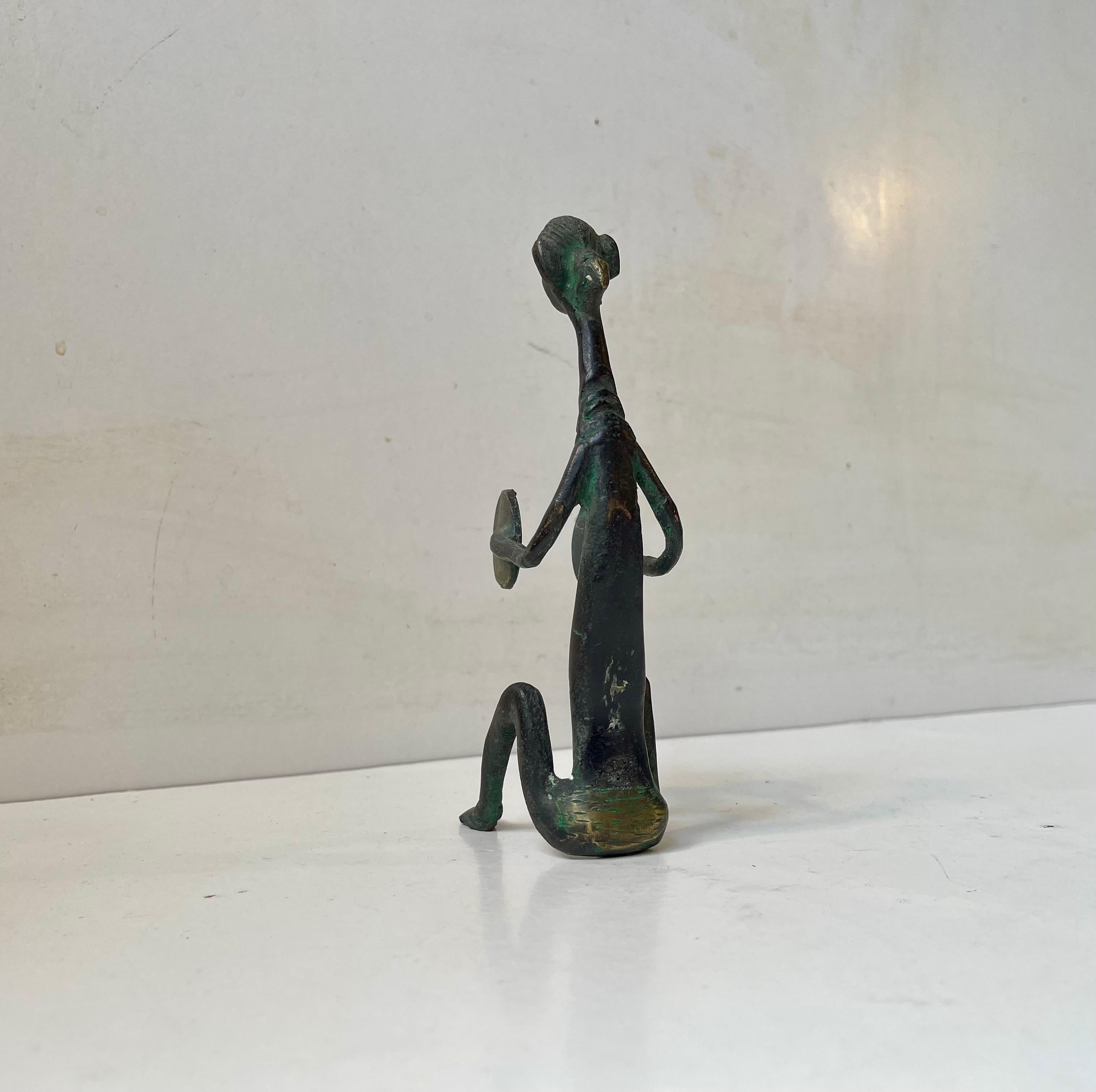 XX secolo Scultura africana vintage in bronzo raffigurante un tamburino, anni '70 in vendita