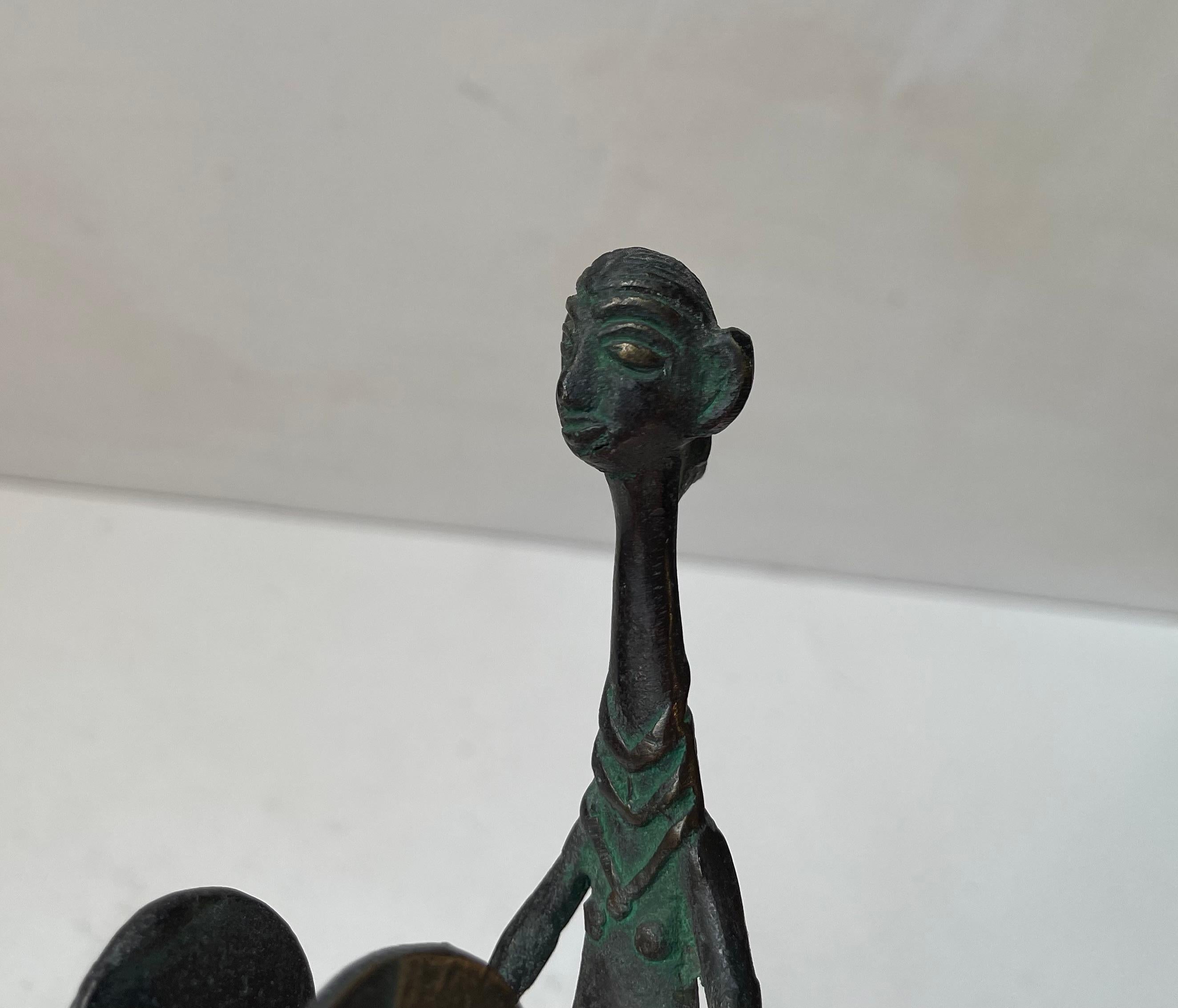 Bronzo Scultura africana vintage in bronzo raffigurante un tamburino, anni '70 in vendita