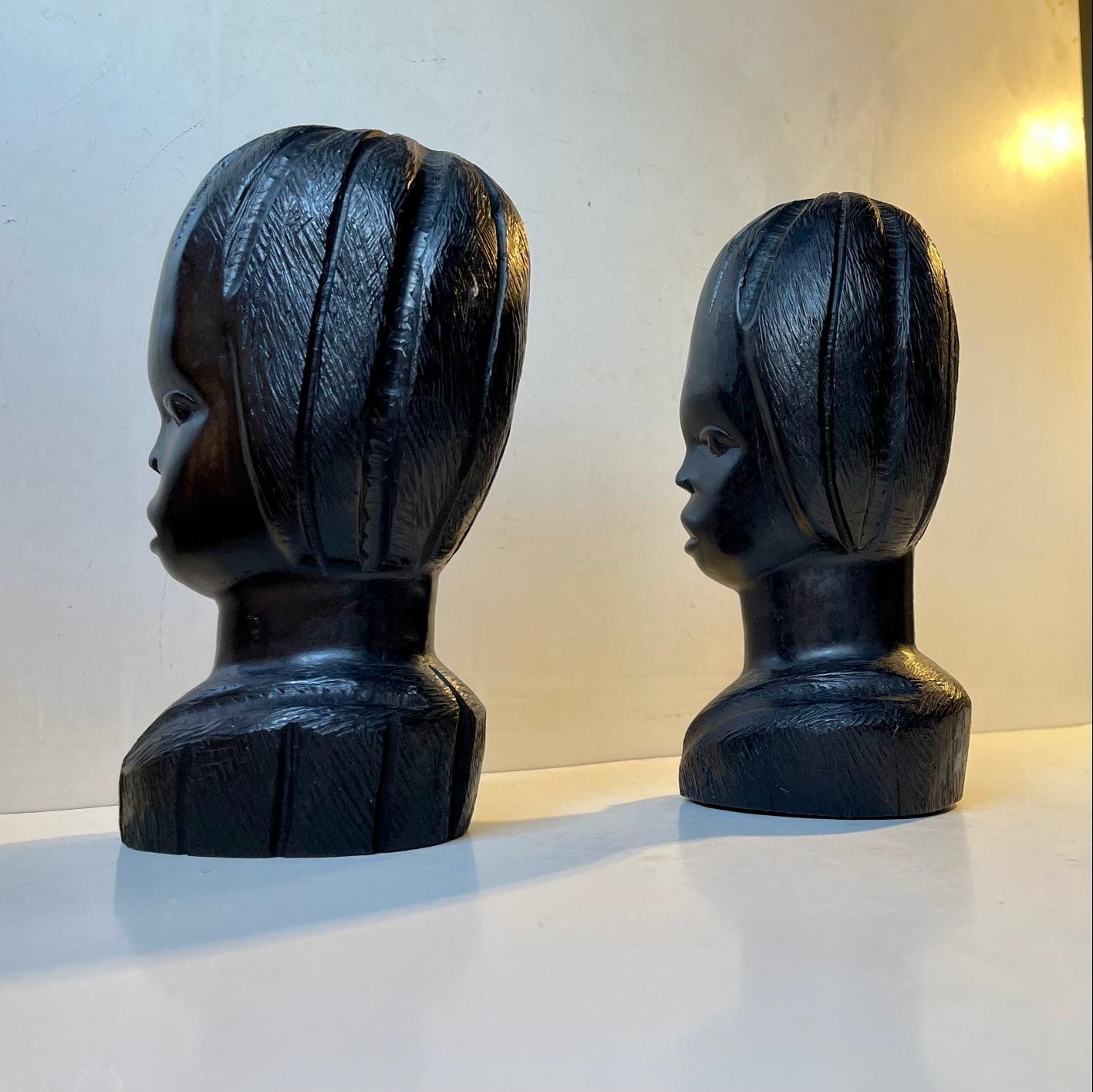 Sculpté à la main Buste africain vintage sculpté jeune fille et garçon en ébène, années 1970 en vente