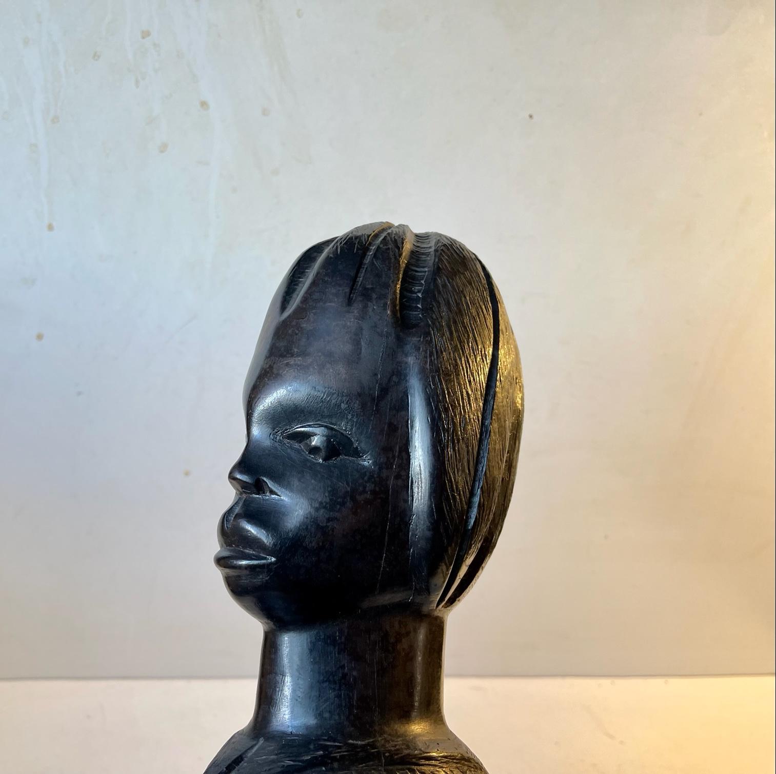 Busto o reggilibri africano vintage intagliato, ragazza e ragazzo in ebano, anni '70 in vendita 1