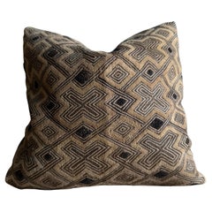 Vintage African Cloth Textile Pillow mit Dauneneinsatz