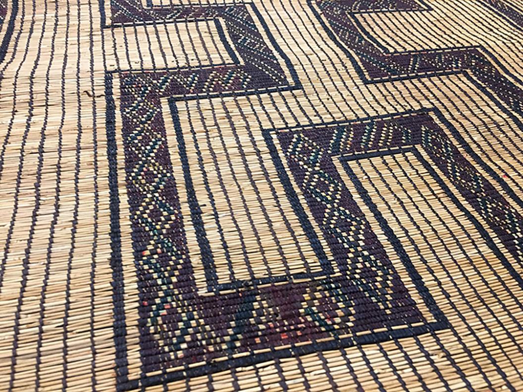 Tribale Tappetino africano vintage Hassira Tuareg in canna e pelle di cammello in vendita