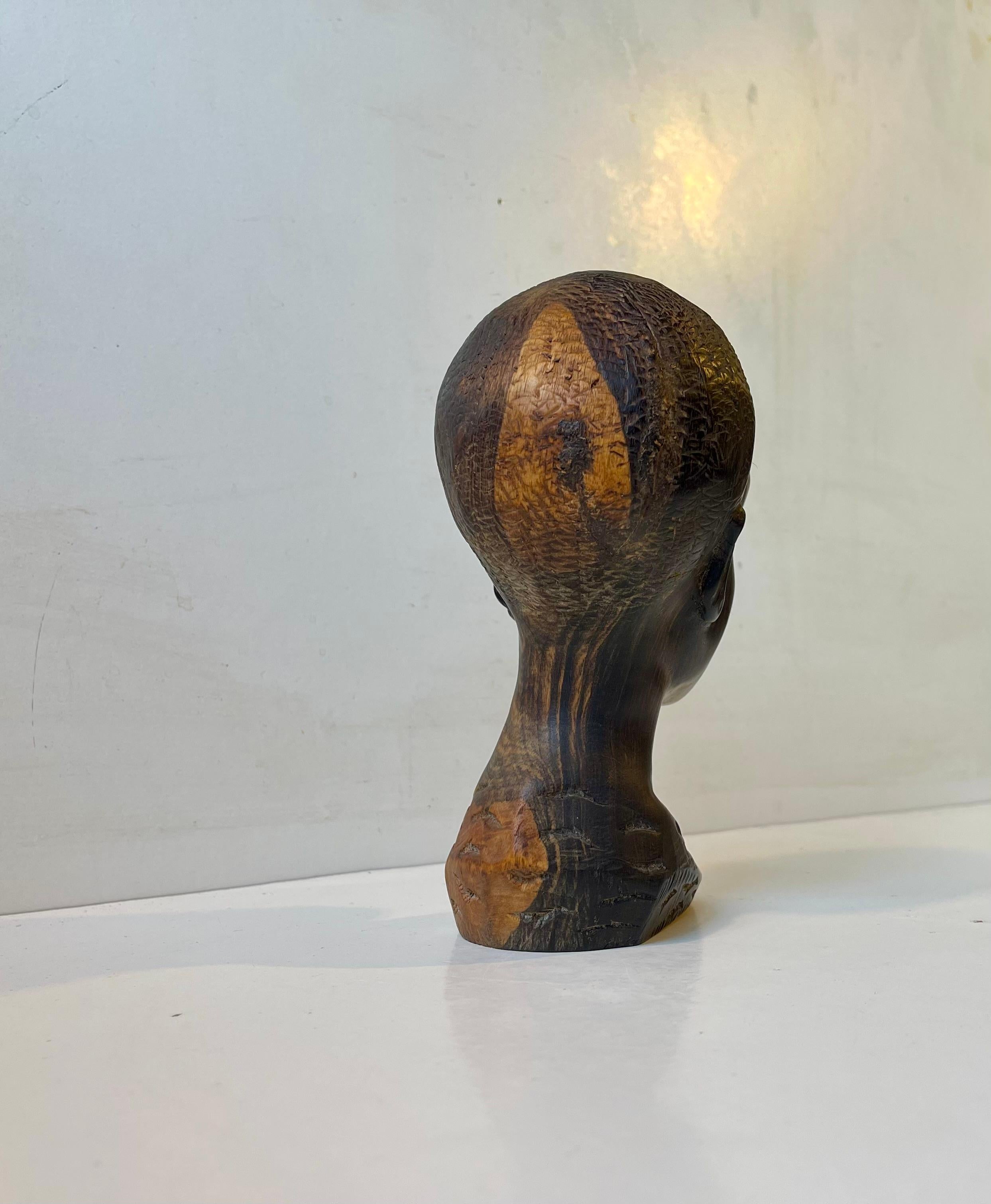 Sculpté à la main Buste africain vintage en bois noir sculpté à la main en vente