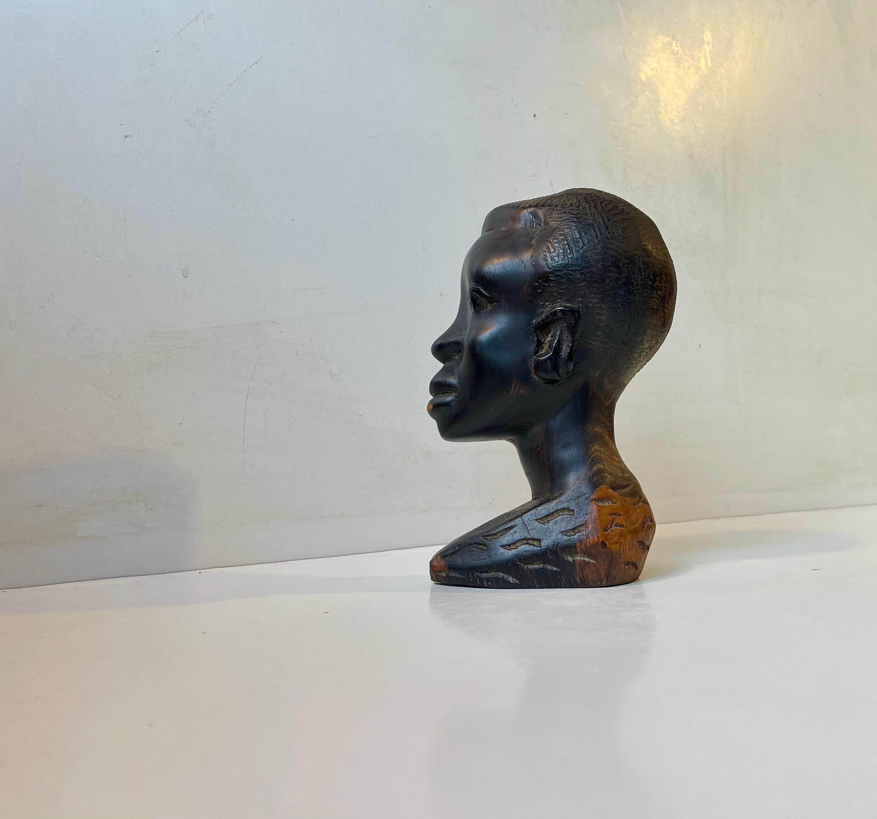 Afrikanische Kopfbüste aus handgeschnitztem schwarzem Holz, Vintage im Angebot 1