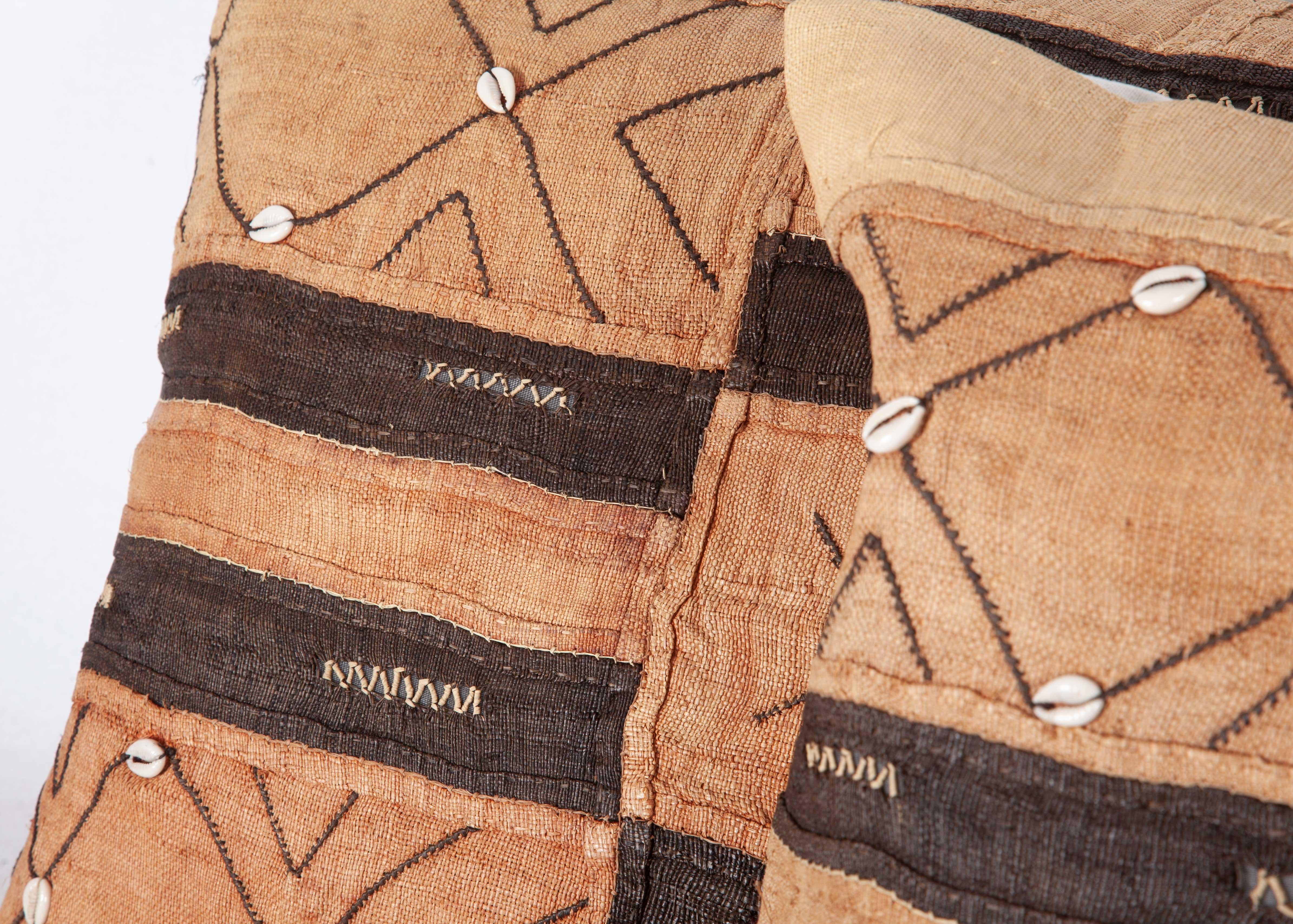 20ième siècle Boîtes d'oreillers africains Kuba en tissu, milieu du 20e siècle en vente