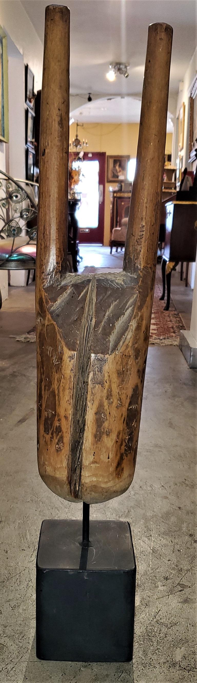 Sculpture africaine vintage en bois montée sur pied Bon état - En vente à Dallas, TX