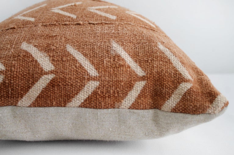 https://a.1stdibscdn.com/vintage-african-mud-cloth-pillow-in-dark-rust-brown-color-for-sale-picture-6/f_18223/f_282844421650318270553/3212_01466F_master.jpg?width=768