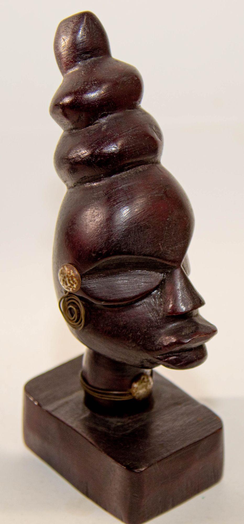 Paire de sculptures africaines vintage en bois sculptées à la main de bustes en vente 2
