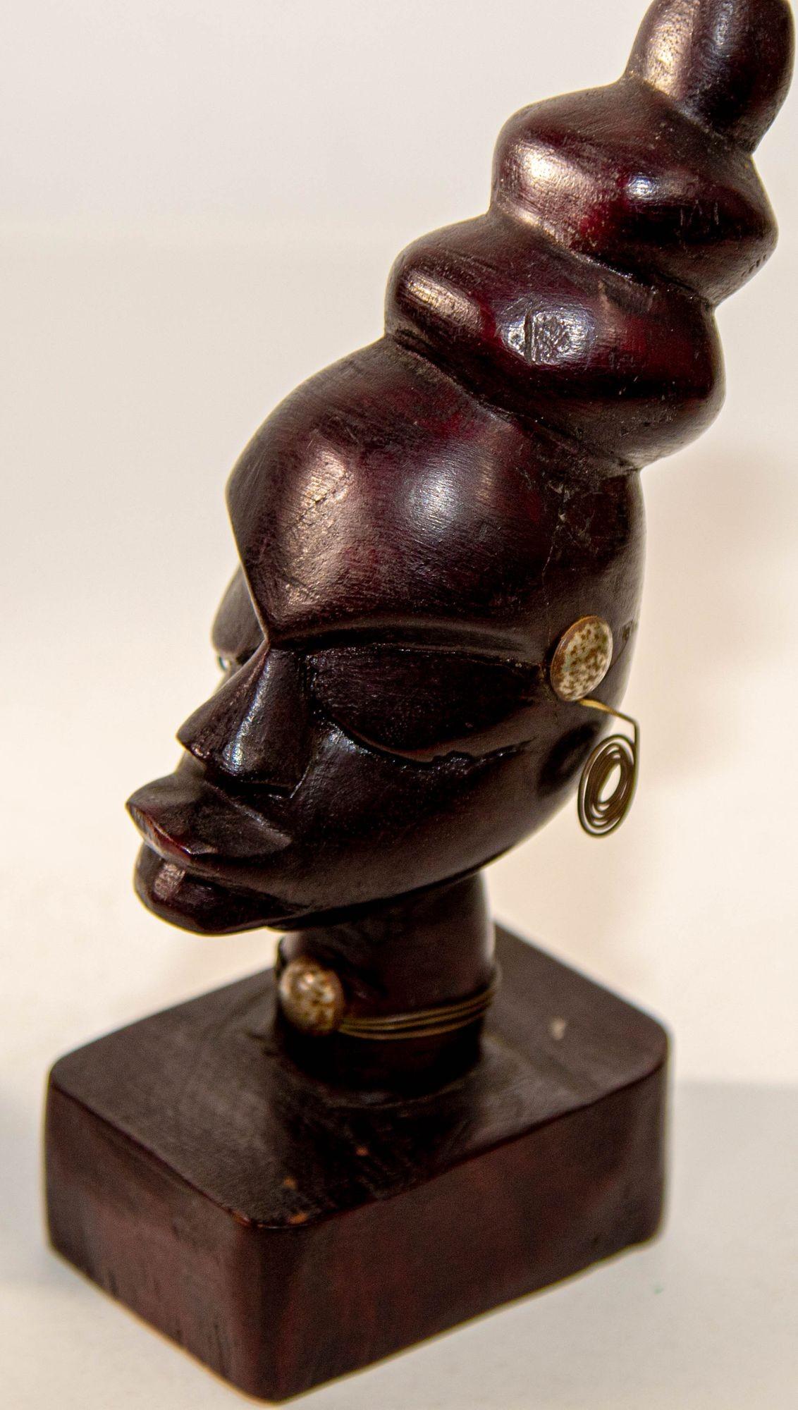 Paire de sculptures africaines vintage en bois sculptées à la main de bustes en vente 3