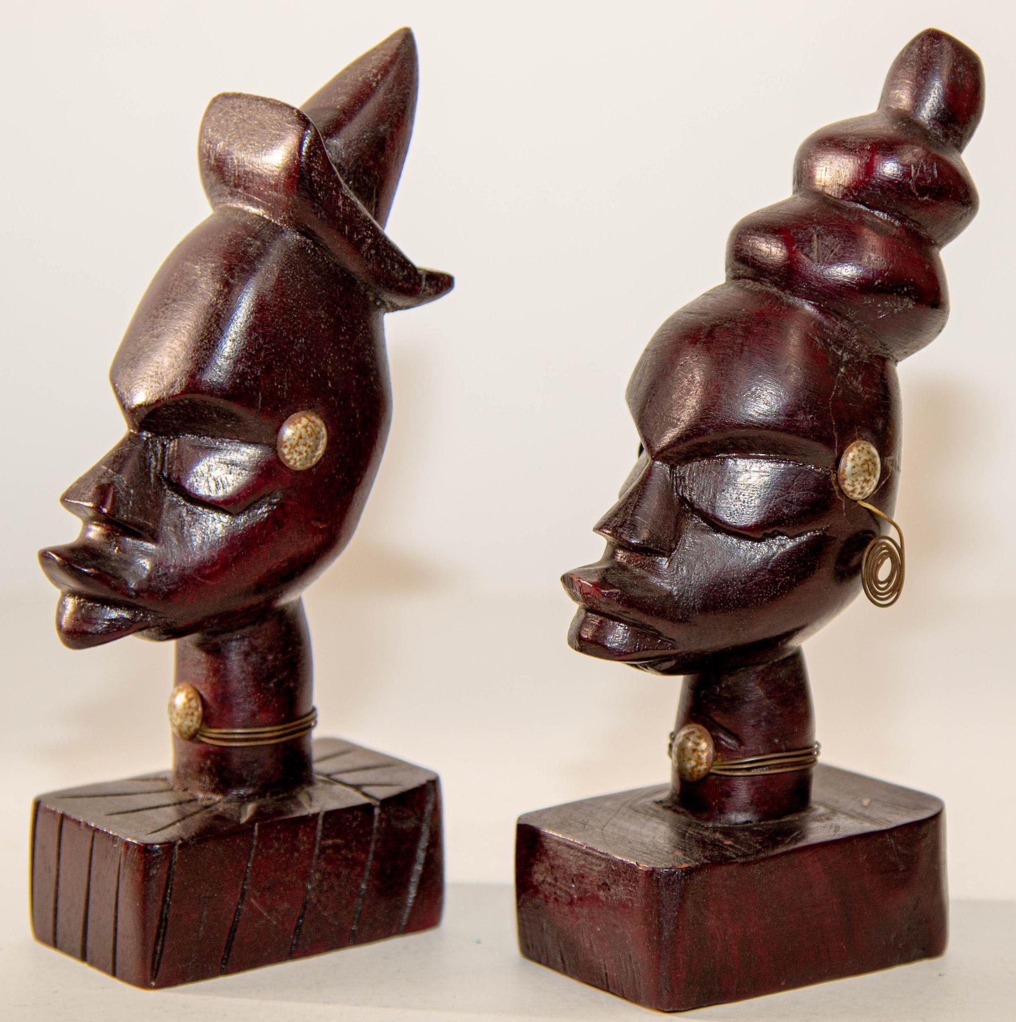 Paire de sculptures africaines vintage en bois sculptées à la main de bustes en vente 4