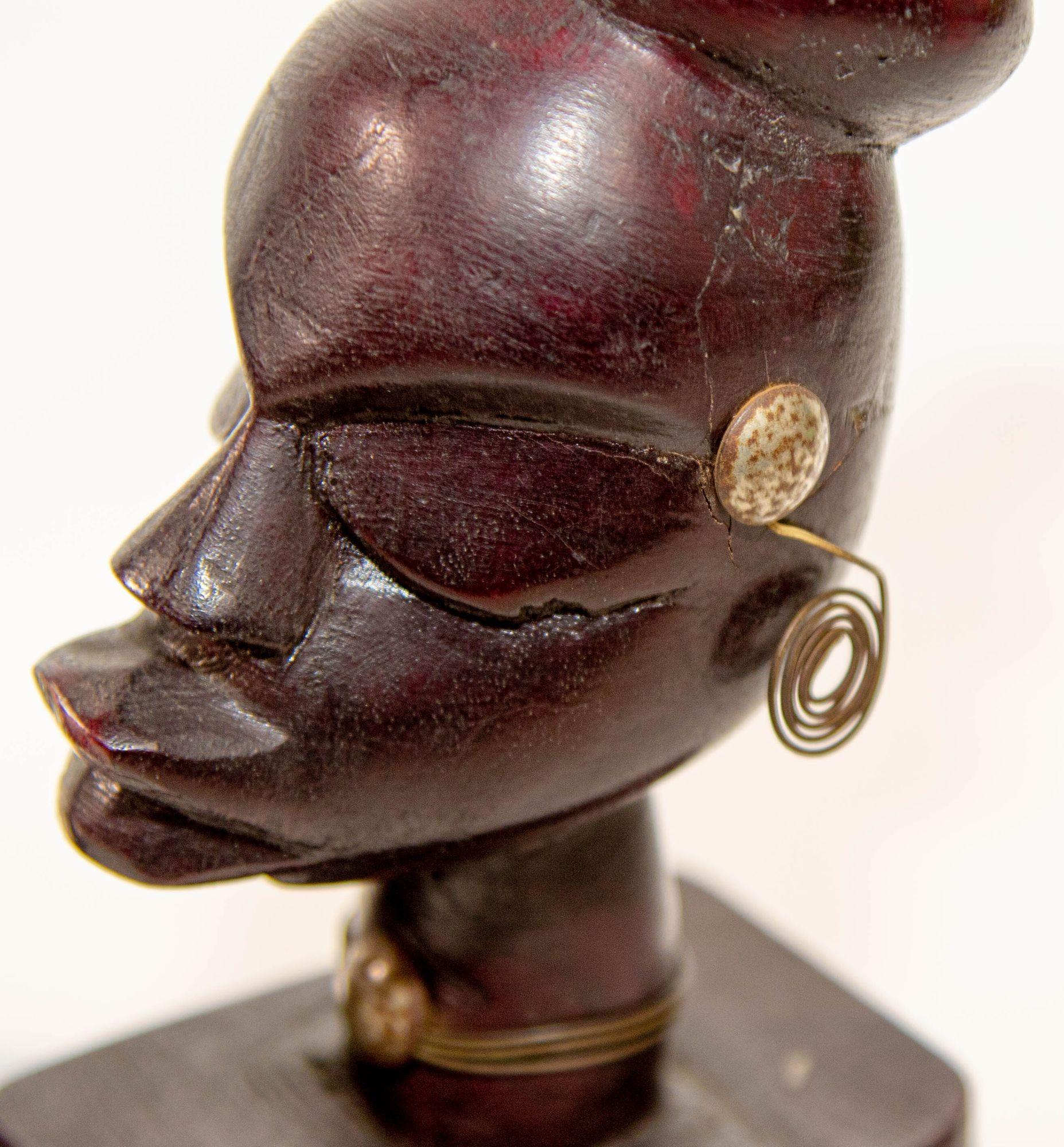 Paire de sculptures africaines vintage en bois sculptées à la main de bustes en vente 5