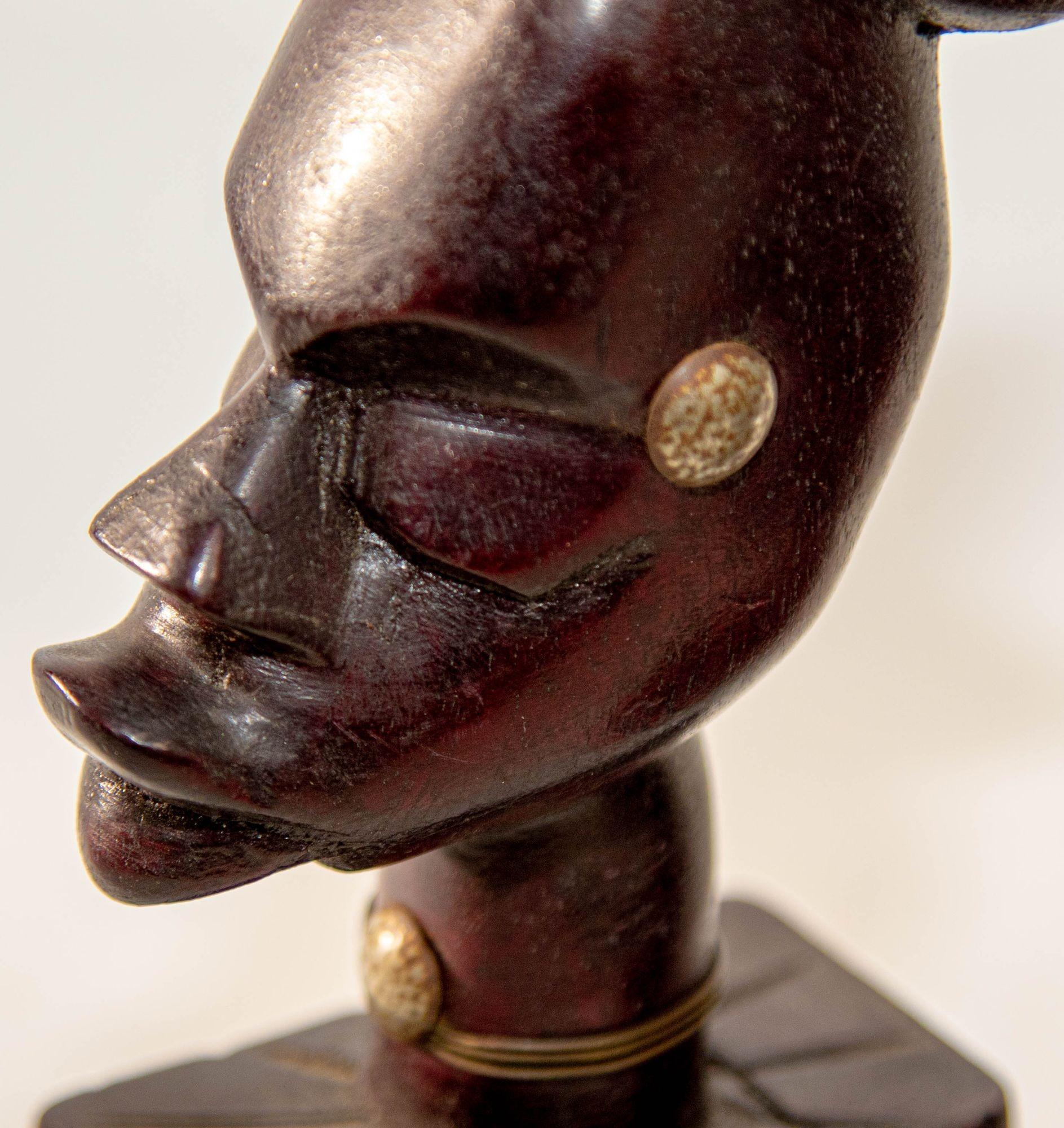 Paire de sculptures africaines vintage en bois sculptées à la main de bustes en vente 6