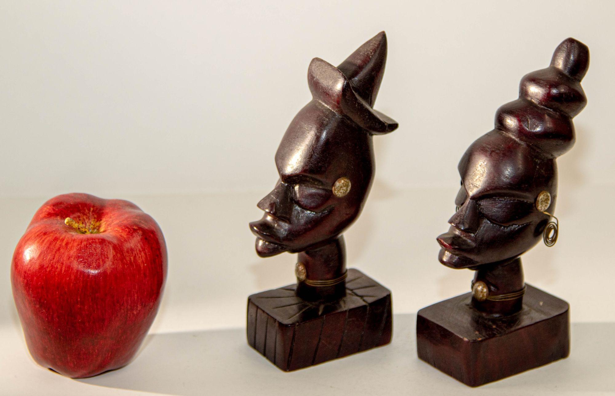 Paire de sculptures africaines vintage en bois sculptées à la main de bustes en vente 7
