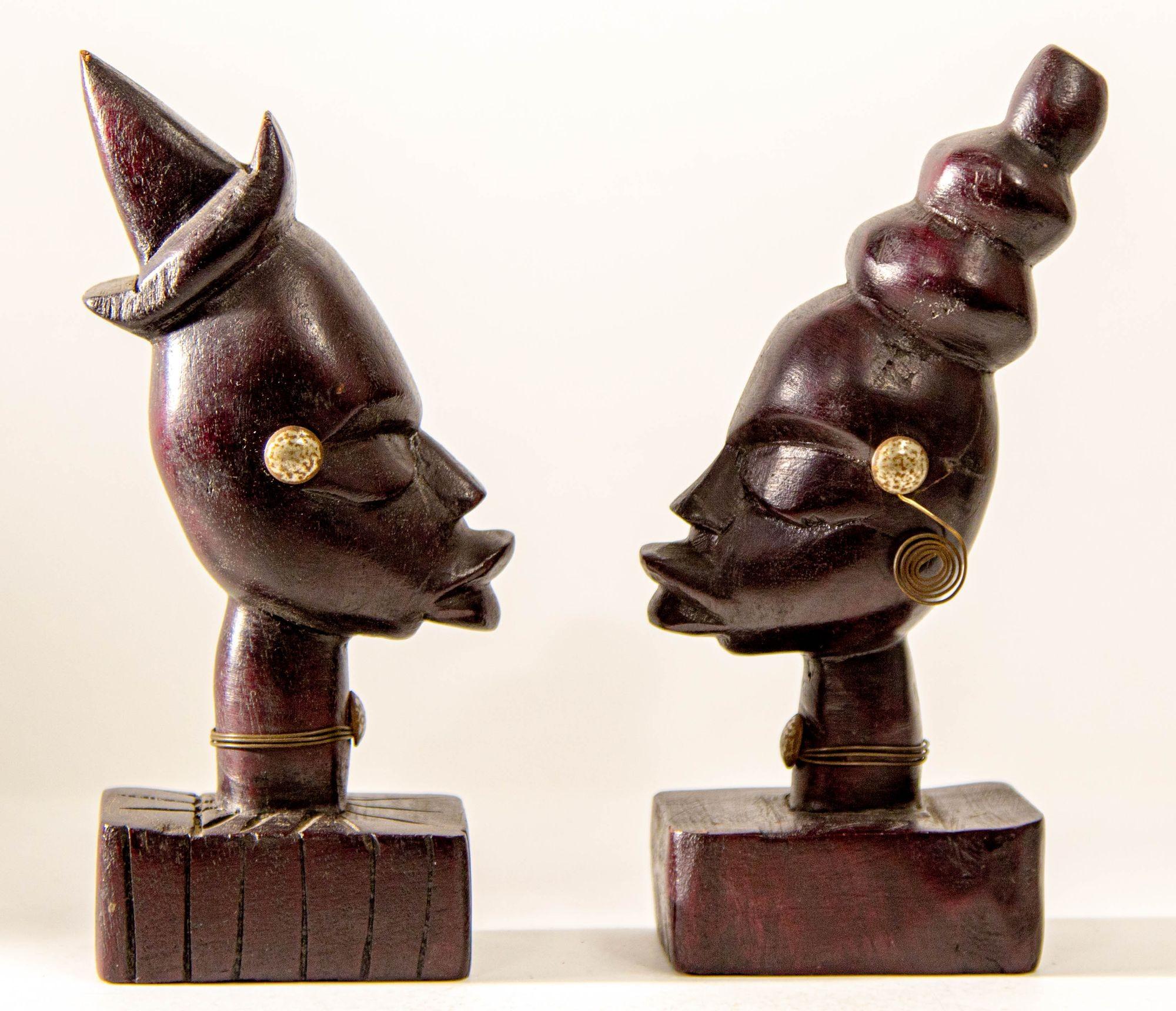 Paire de sculptures africaines vintage en bois sculptées à la main de bustes en vente 8