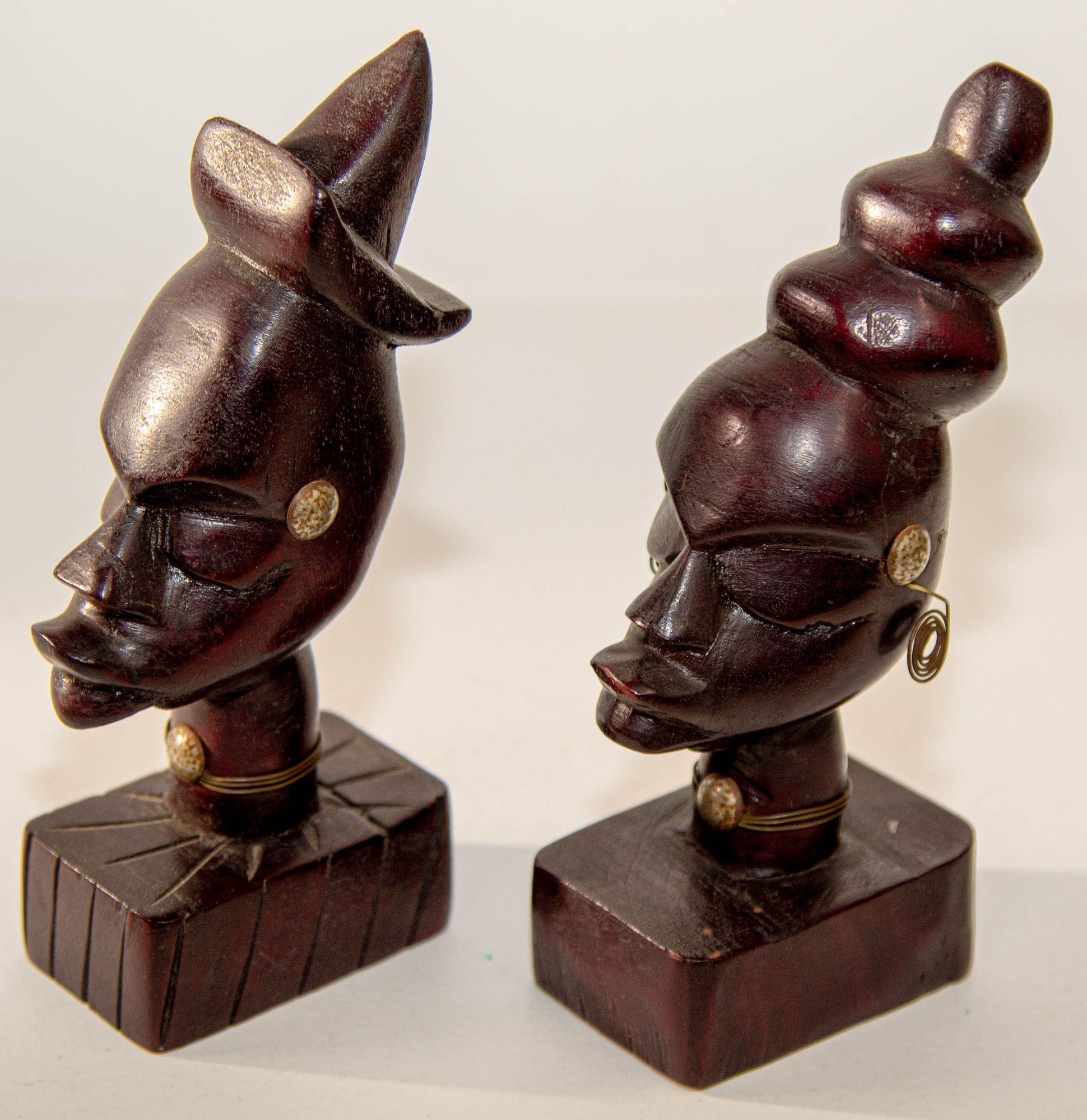 Sculpté à la main Paire de sculptures africaines vintage en bois sculptées à la main de bustes en vente