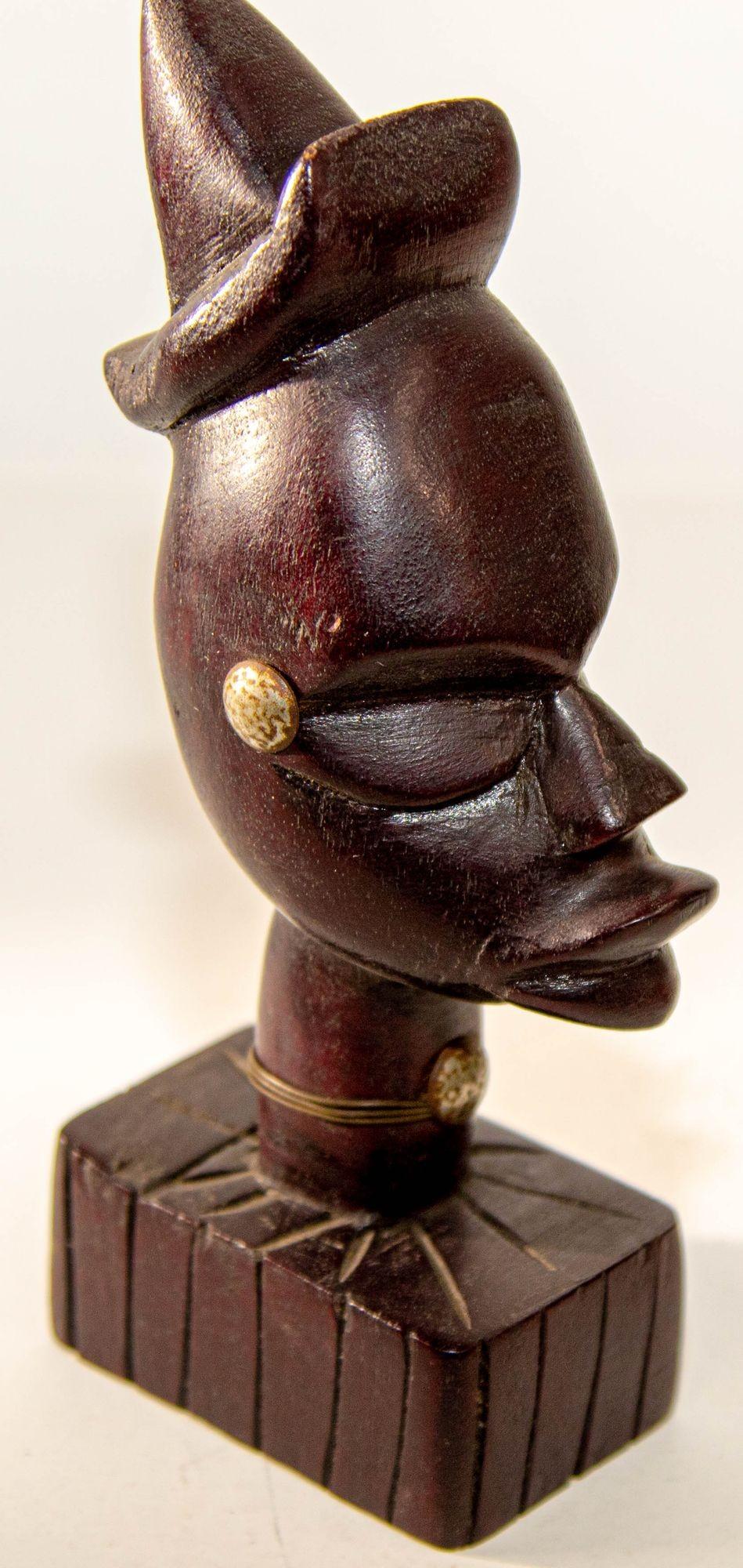 Bois de feuillus Paire de sculptures africaines vintage en bois sculptées à la main de bustes en vente