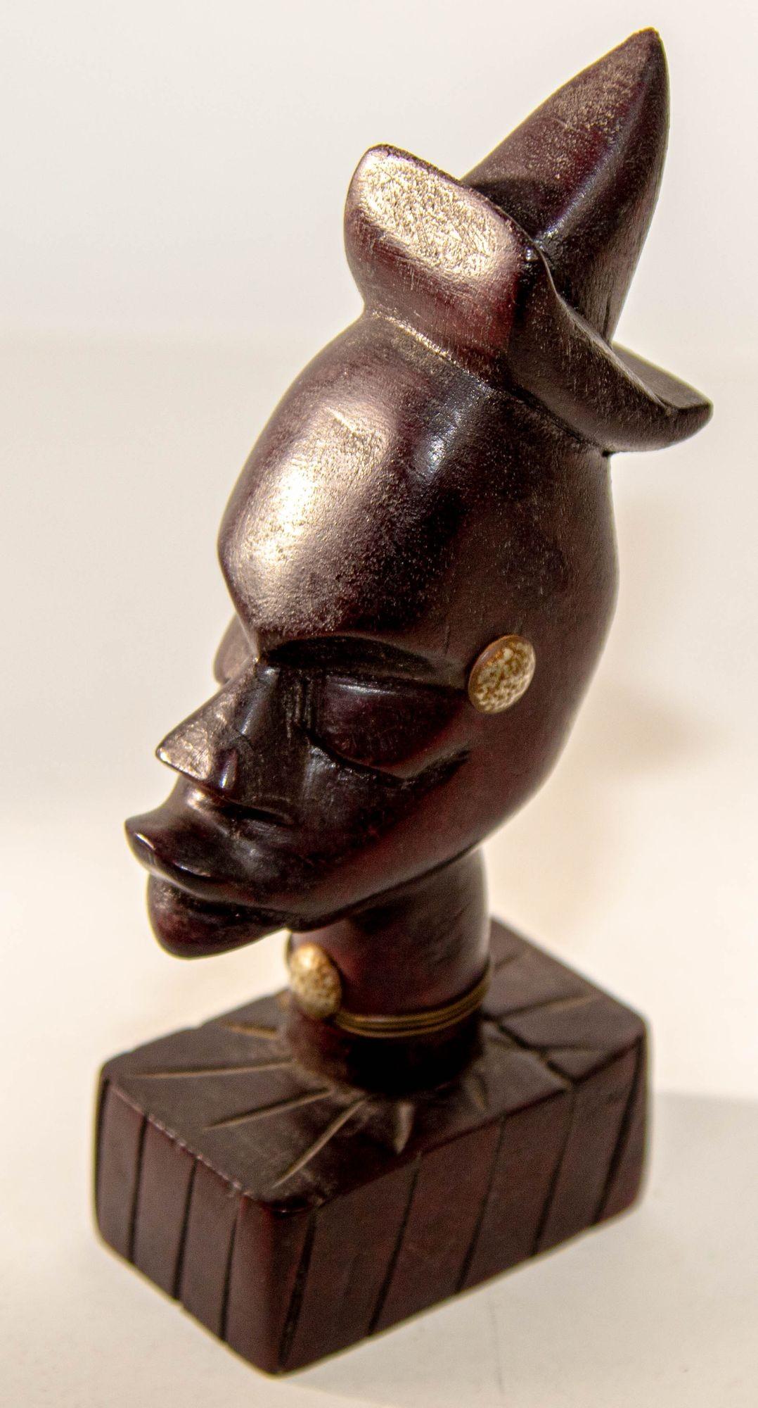 Paire de sculptures africaines vintage en bois sculptées à la main de bustes en vente 1
