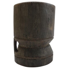 Vieux tabouret tribal africain en bois pour mortier