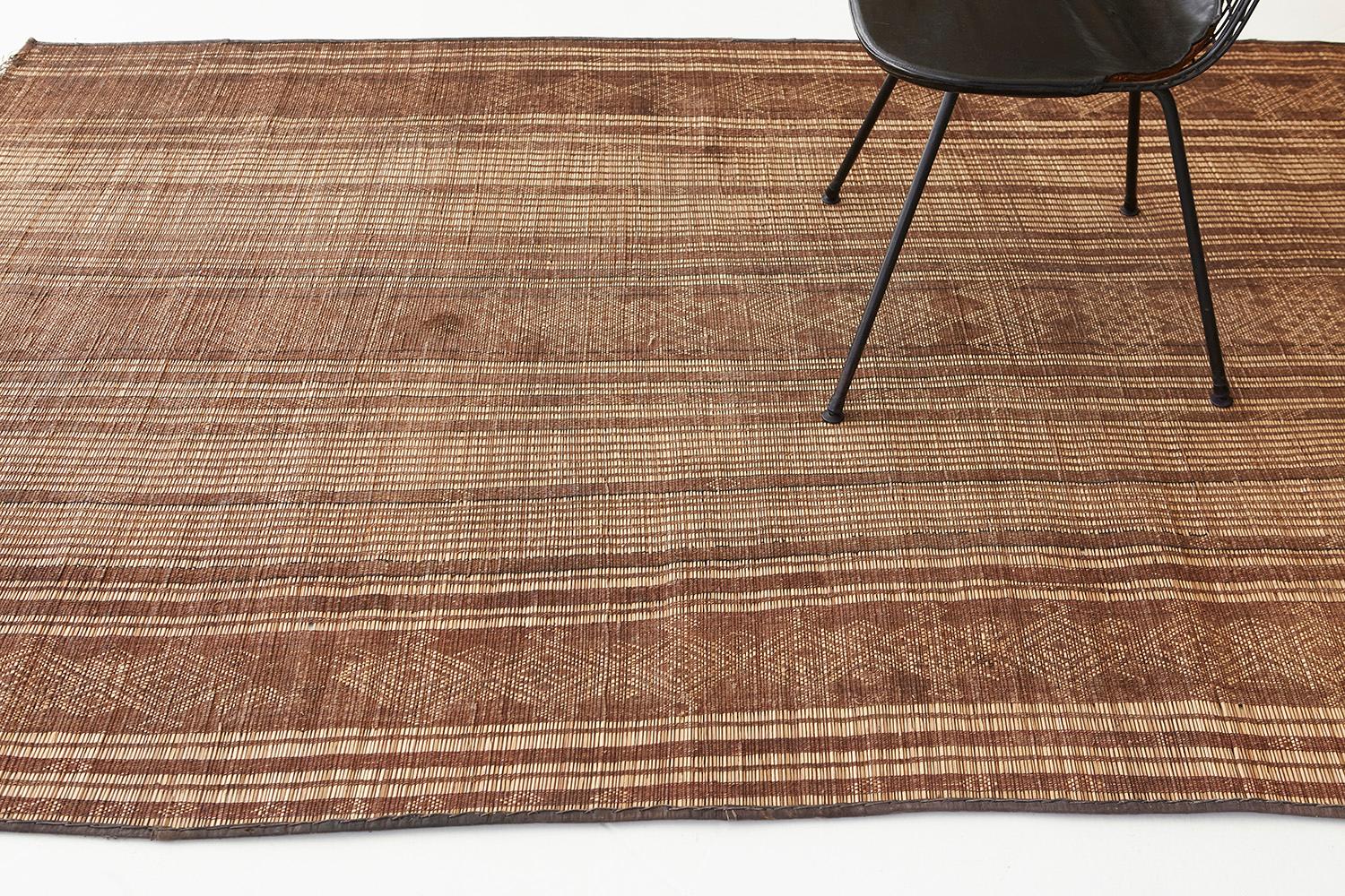 Embellish your room with history and sophistication with our Tuareg mat. It highlights the linear patterns and ambiguous Berber symbols on its core which are open to interpretation. Known for their durability, these are made from reed and camel