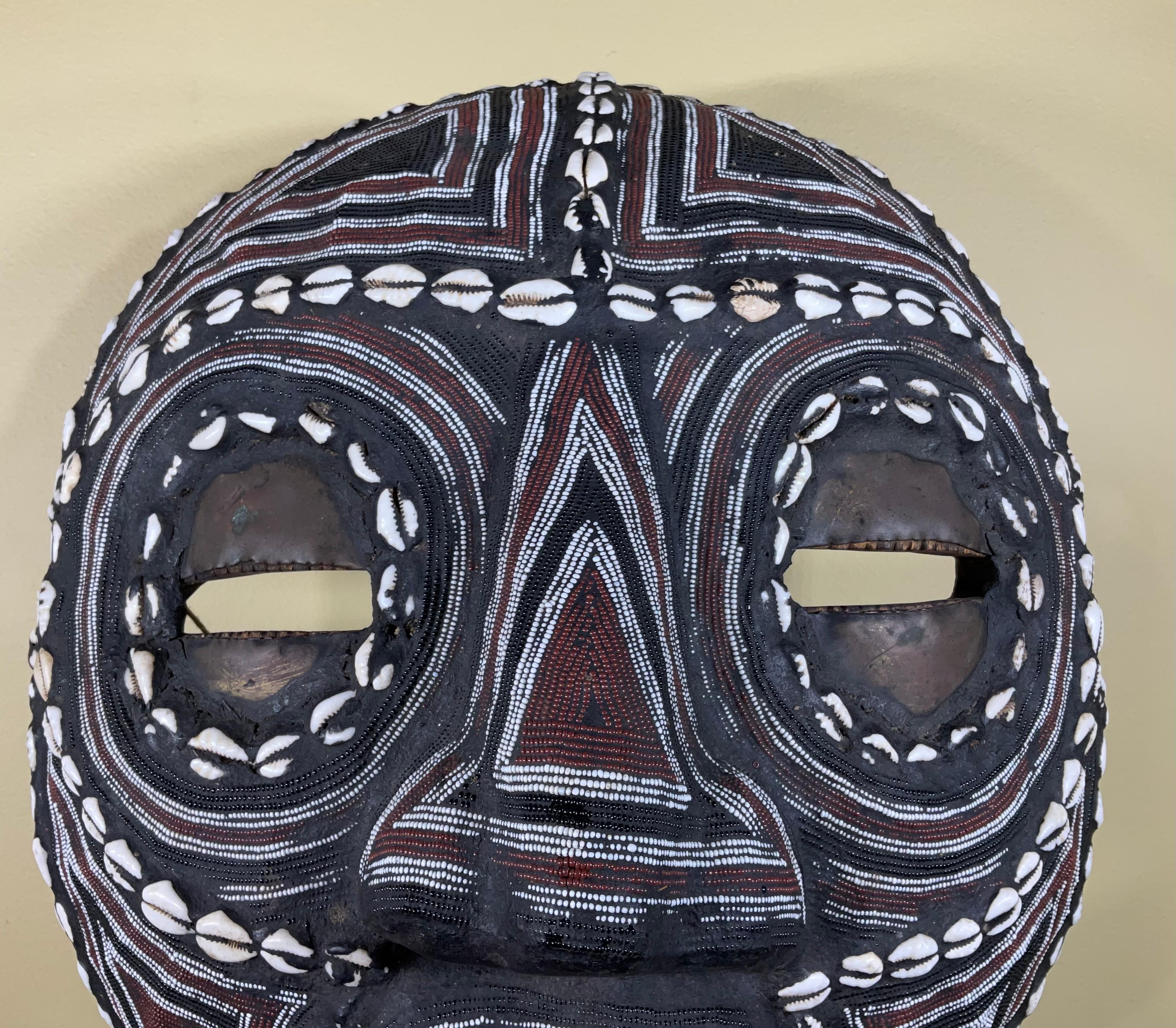 Faszinierend gut aussehende Maske aus einer Kombination von handgefertigten Perlen, Muscheln und handbemaltem Holz. Ein so außergewöhnliches Kunstobjekt für die Ausstellung zu schaffen.
Inklusive maßgefertigtem Lucite-Sockel.
Größe ohne Sockel: